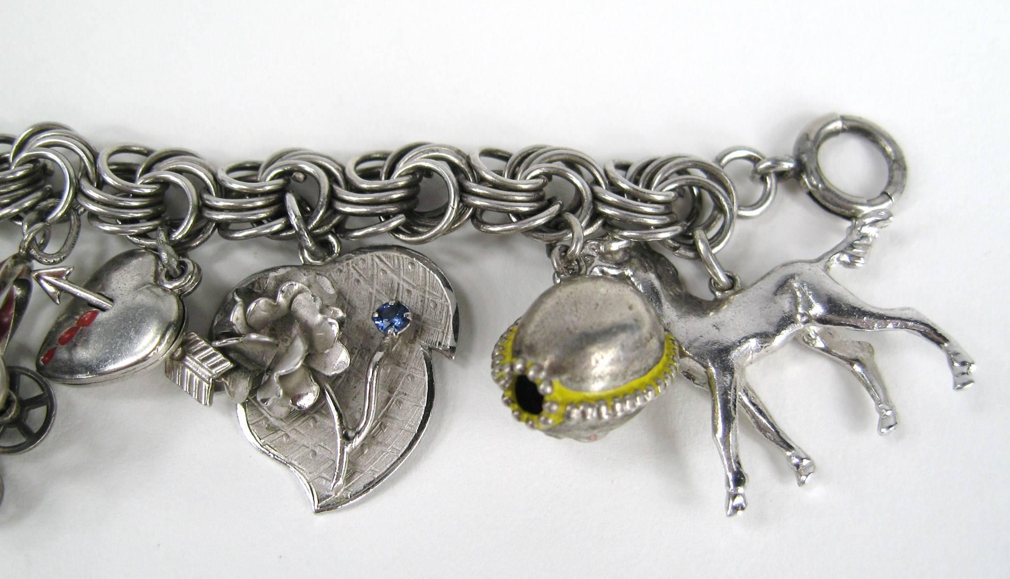 Bracelet à breloques en argent sterling des années 1960 représentant un cheval, un cœur, une canne à bonbons et un bébé Unisexe en vente