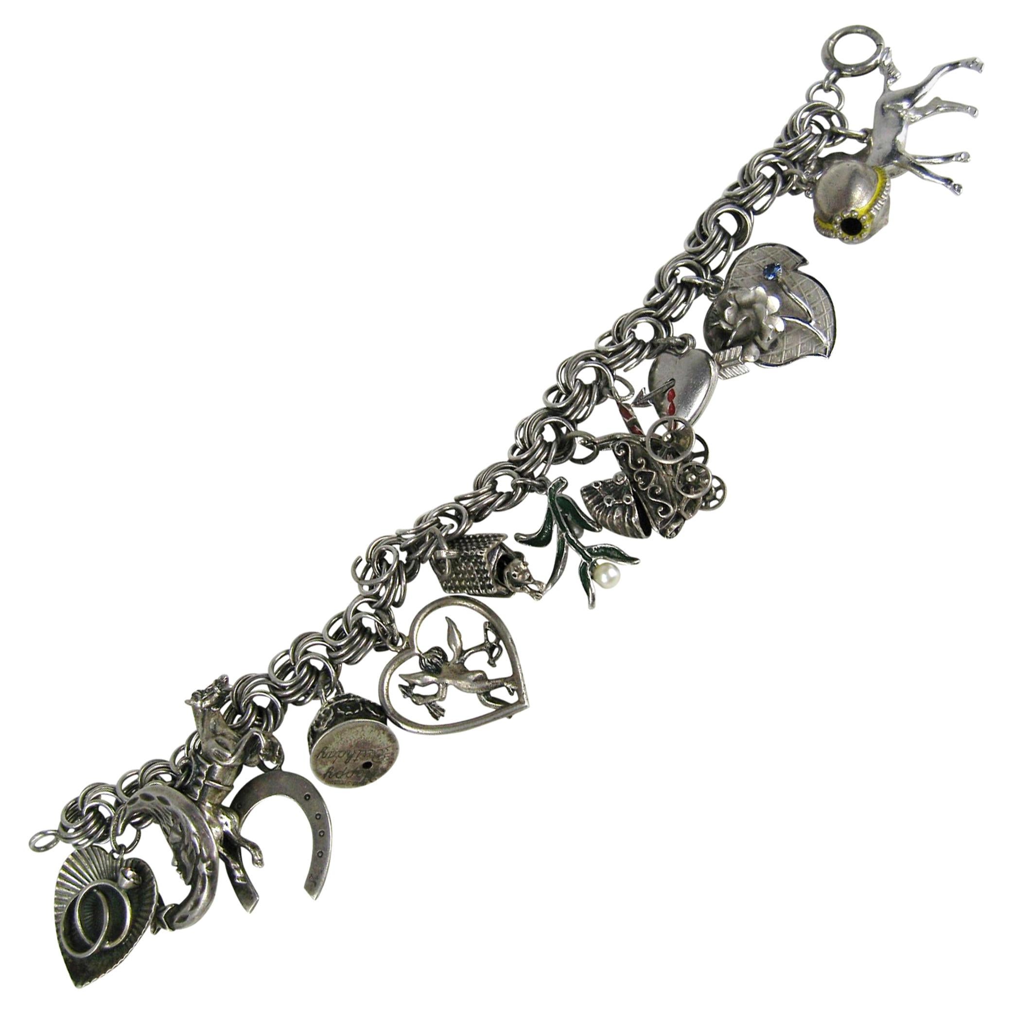 Bracelet à breloques en argent sterling des années 1960 représentant un cheval, un cœur, une canne à bonbons et un bébé