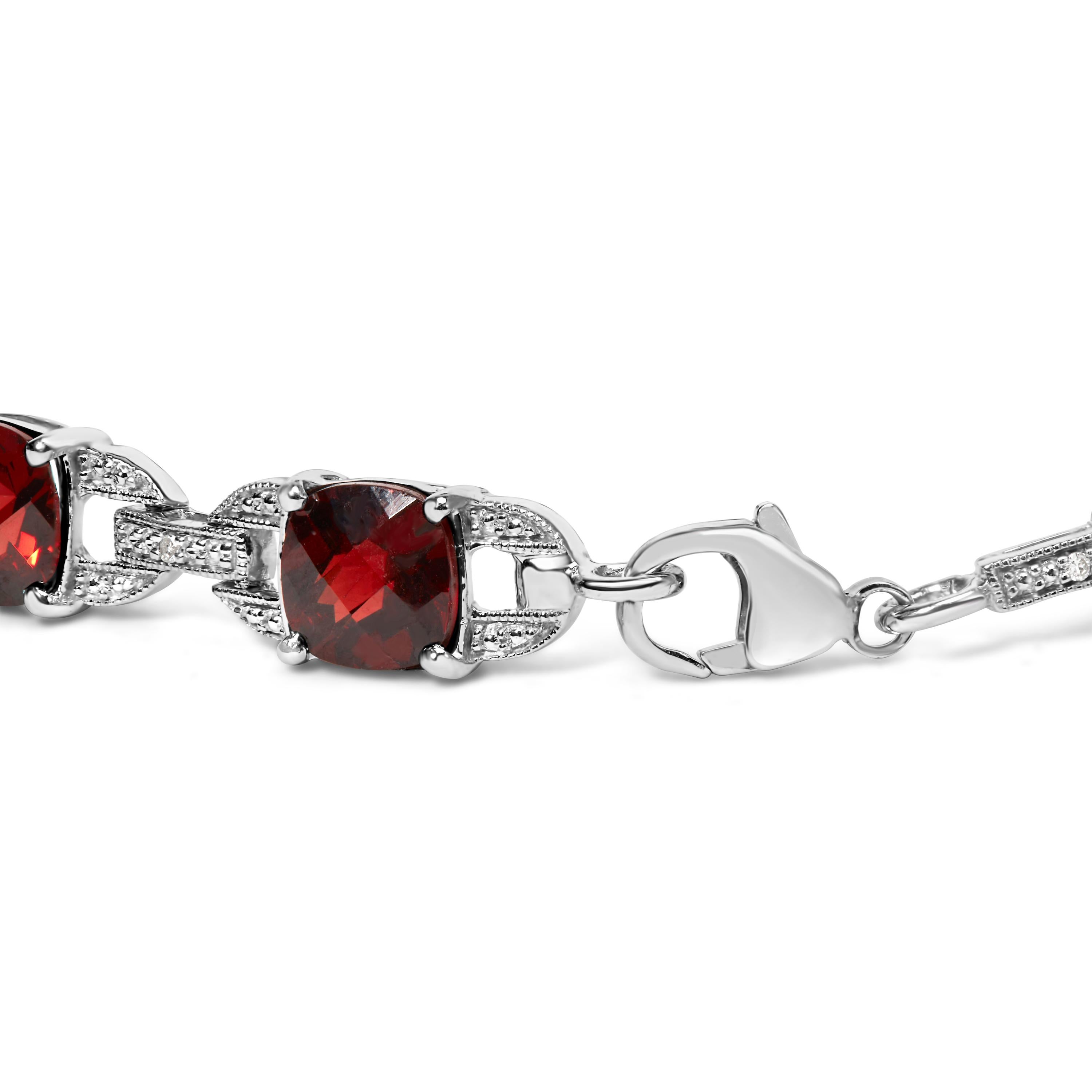 Laissez-vous séduire par l'allure exquise de ce captivant bracelet à maillons en argent sterling .925, orné de grenats rouges en forme de coussins et de diamants. Fabriqué avec un art méticuleux, ce superbe bracelet présente un éventail éblouissant