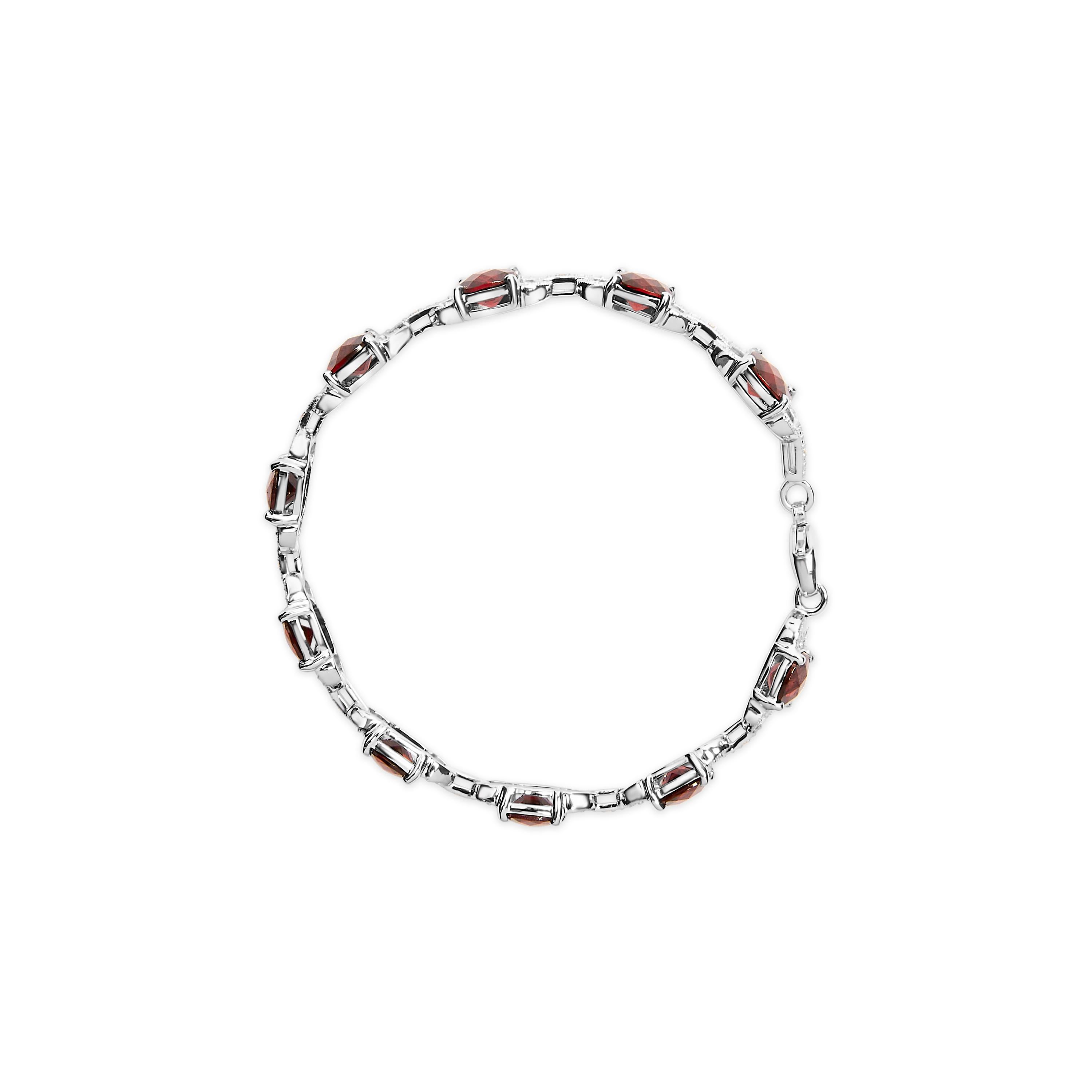 Contemporain Bracelet à carreaux en argent sterling, grenat rouge coussin et diamants accentués en vente