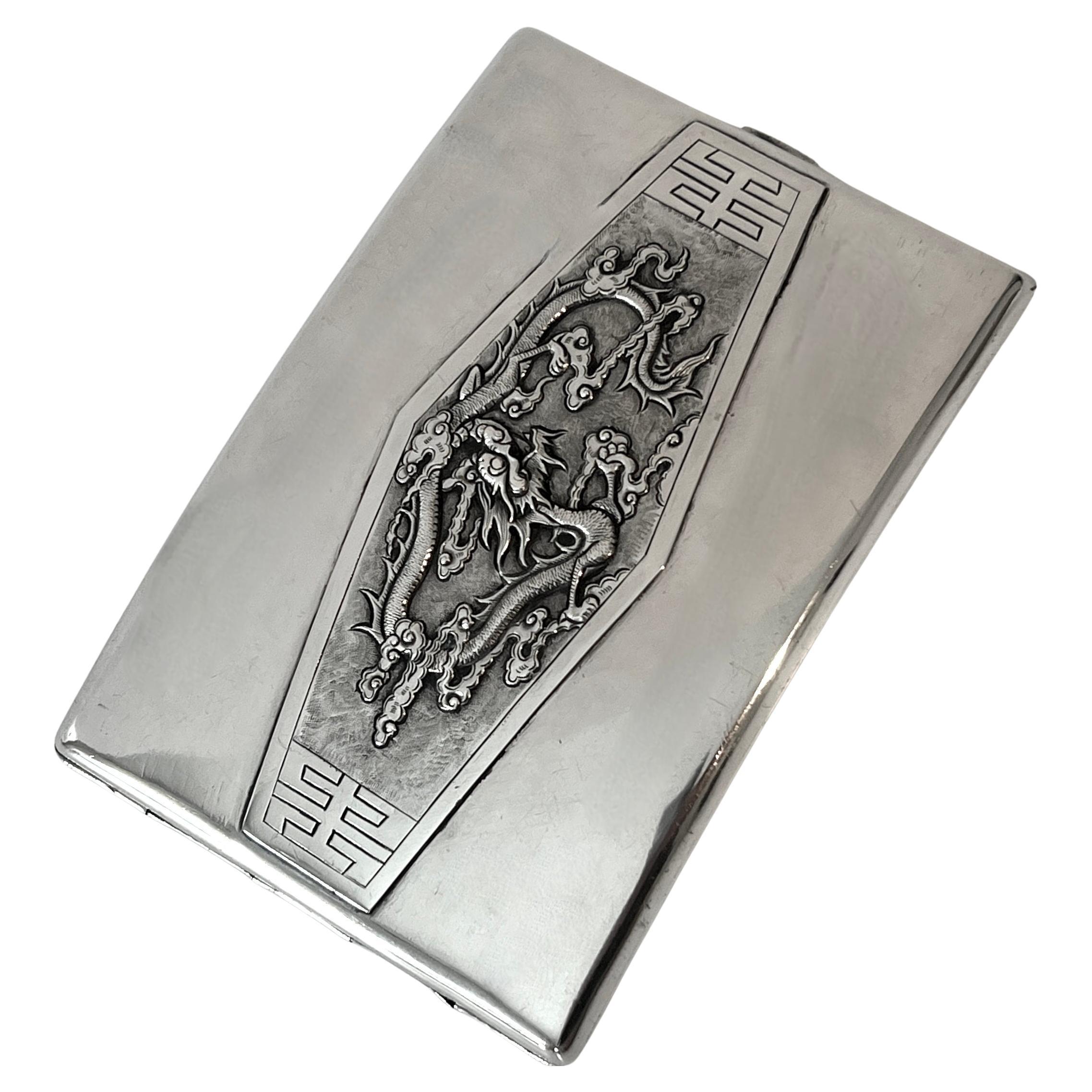 Eine schöne, handgefertigte Sterling Silber Zigarettenschachtel, die auch als 420 oder Visitenkartenhalter dienen kann.  Das Silber ist in hervorragendem Zustand und so brillant, dass es schwer zu fotografieren ist.  Das Stück ist wirklich exquisit