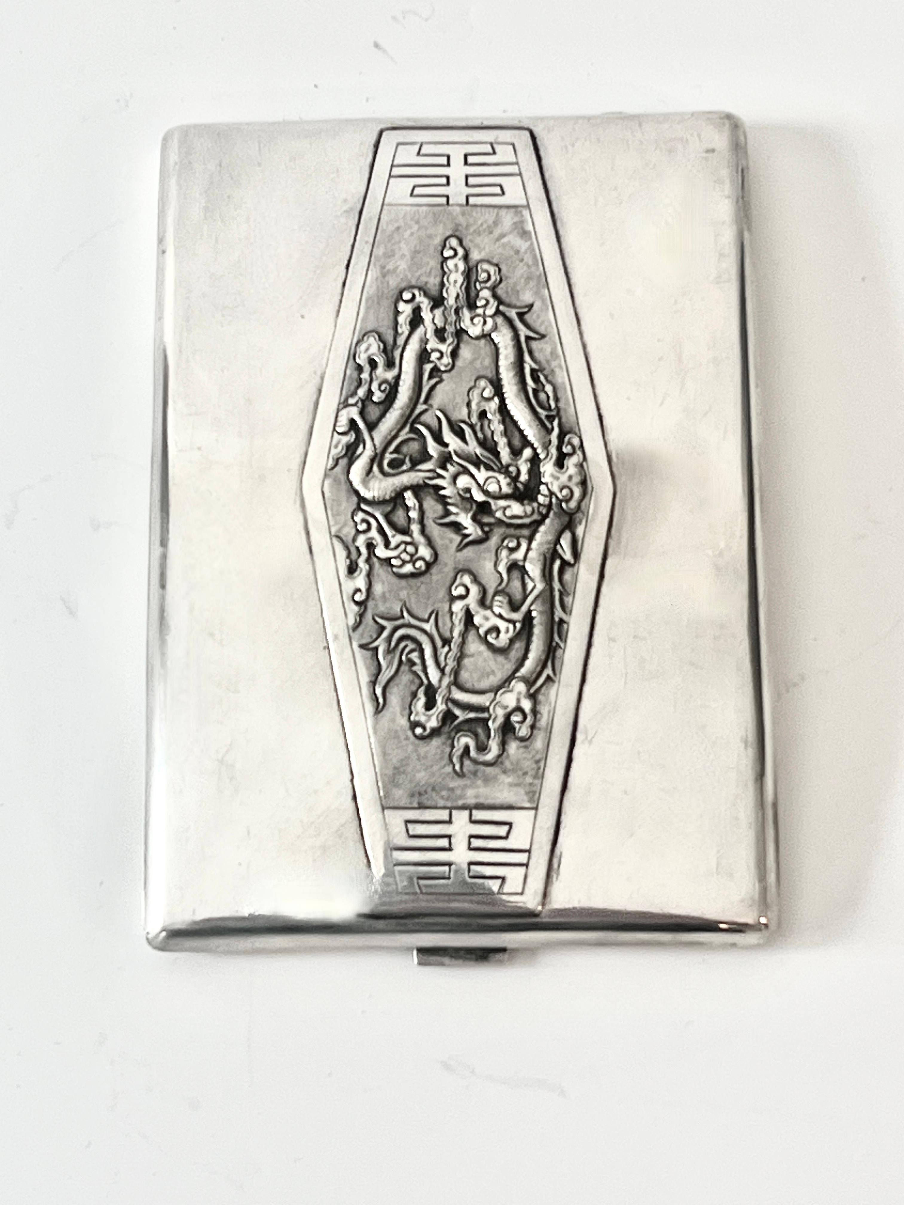 Sterling Silber Chinesische Zigarette 420 Visitenkartenetui mit Repoussé-Drache im Zustand „Gut“ im Angebot in Los Angeles, CA
