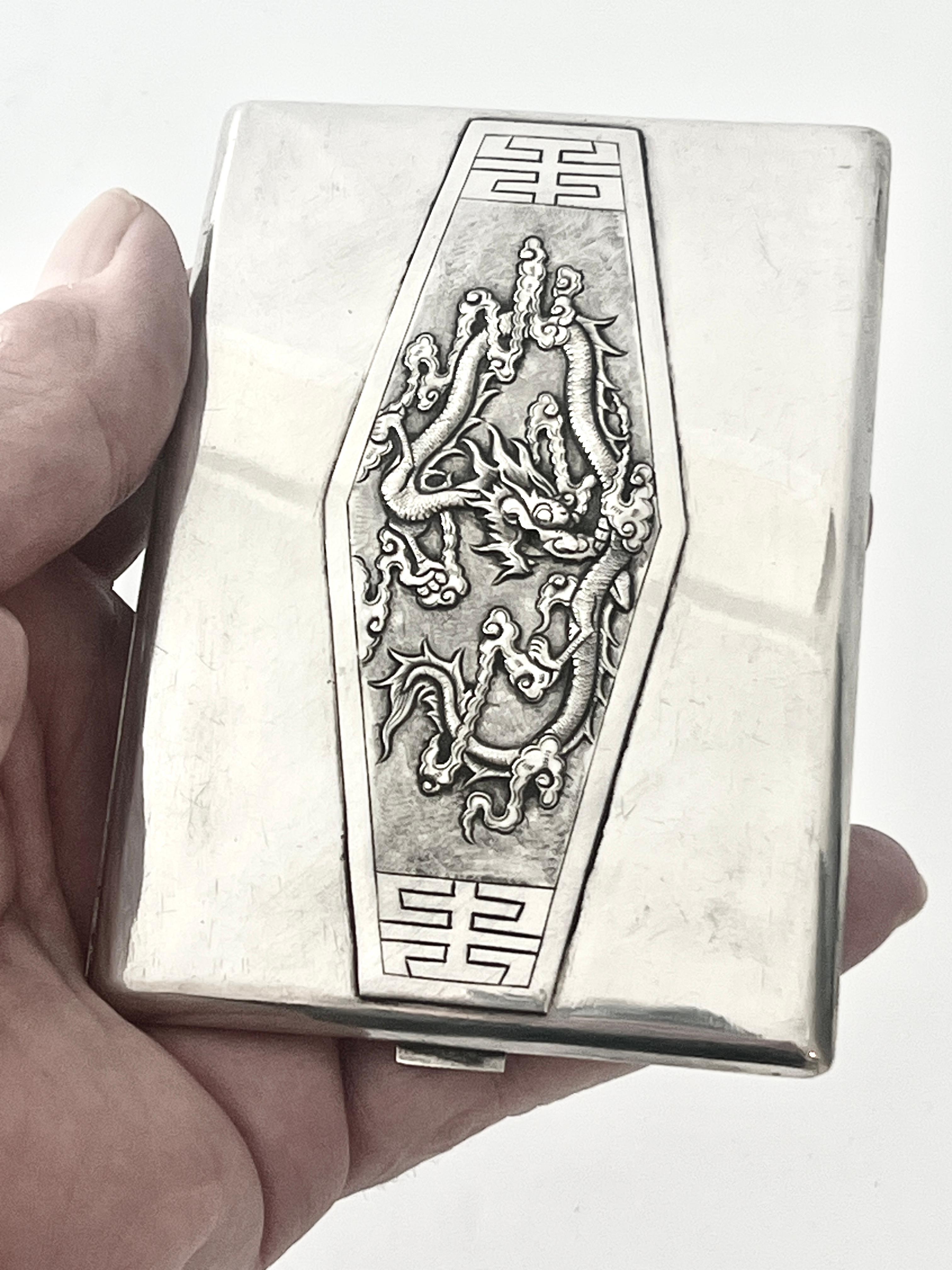 Sterling Silber Chinesische Zigarette 420 Visitenkartenetui mit Repoussé-Drache (20. Jahrhundert) im Angebot