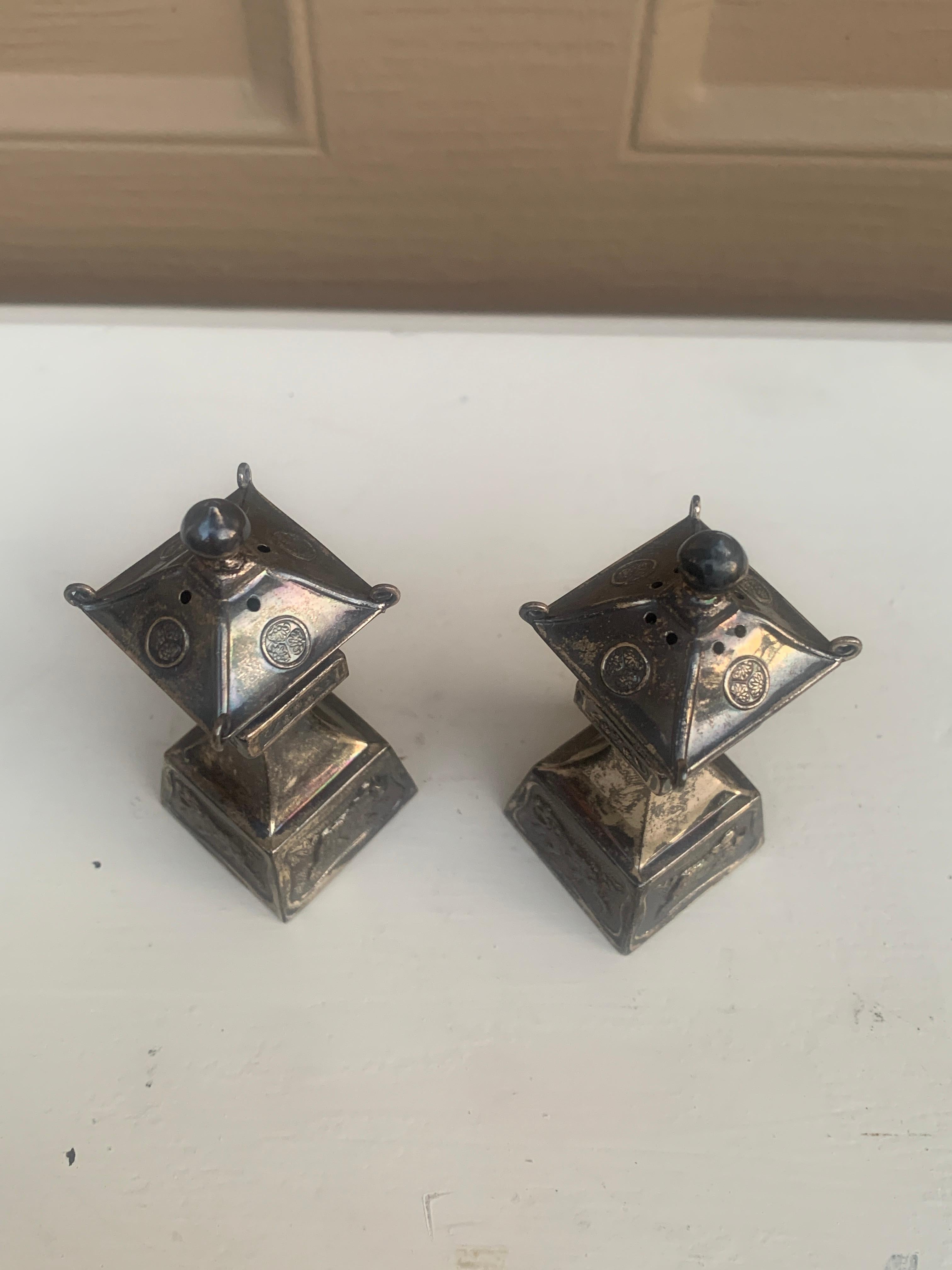 Sterling Silber Chinoiserie Pagode Salz- und Pfefferstreuer (amerikanisch) im Angebot