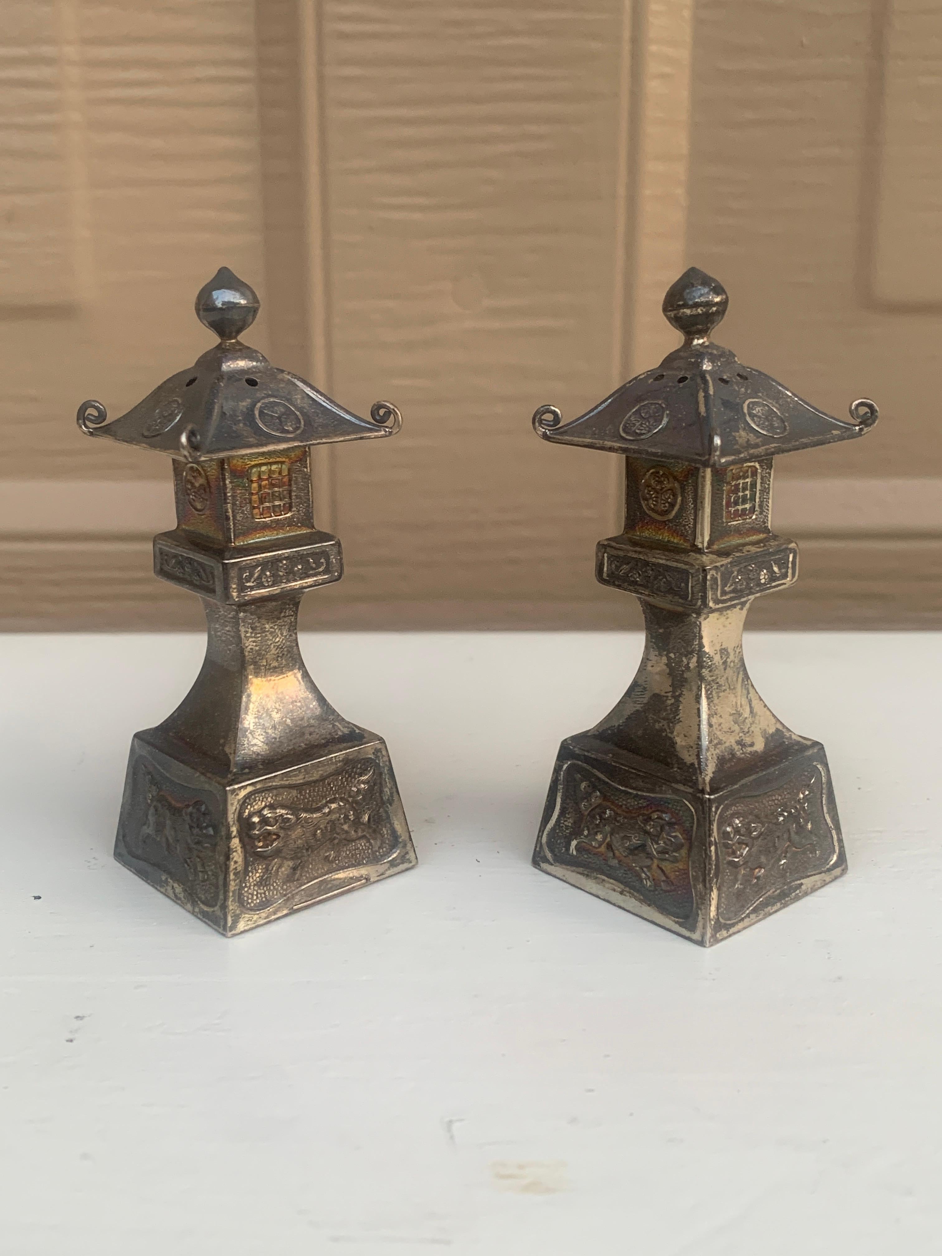 Sterling Silber Chinoiserie Pagode Salz- und Pfefferstreuer (Mitte des 20. Jahrhunderts) im Angebot