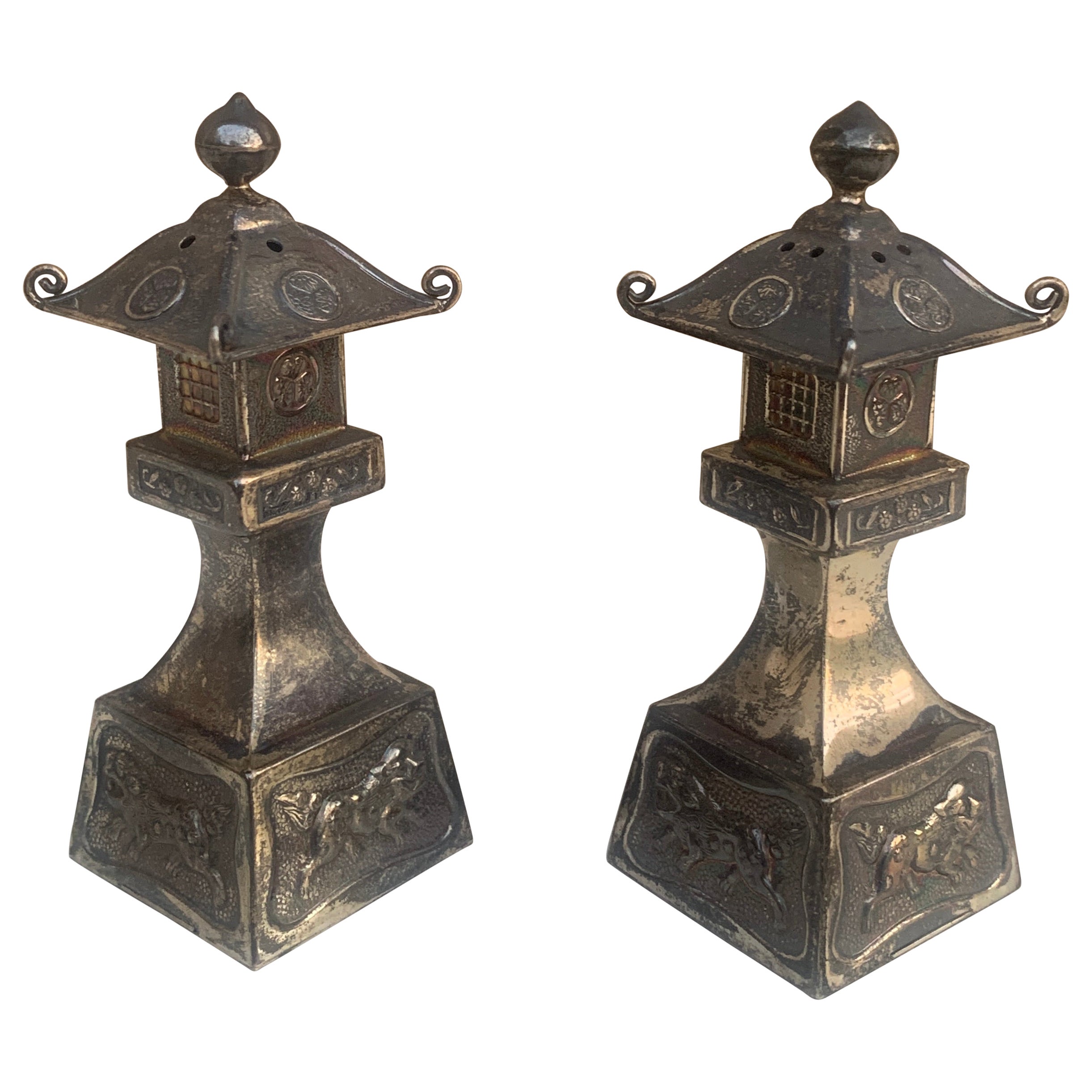 Sterling Silber Chinoiserie Pagode Salz- und Pfefferstreuer im Angebot