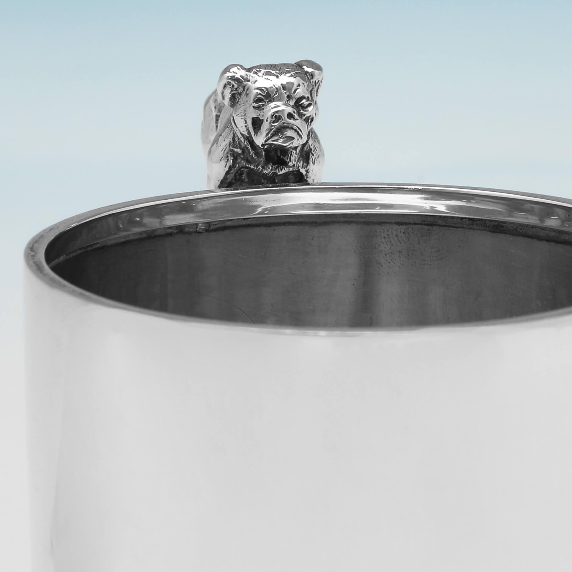 Anglais Tasse pour enfants Art Déco en argent sterling - Cadeau de baptême - Poignée en forme de bouledogue - 1937 en vente