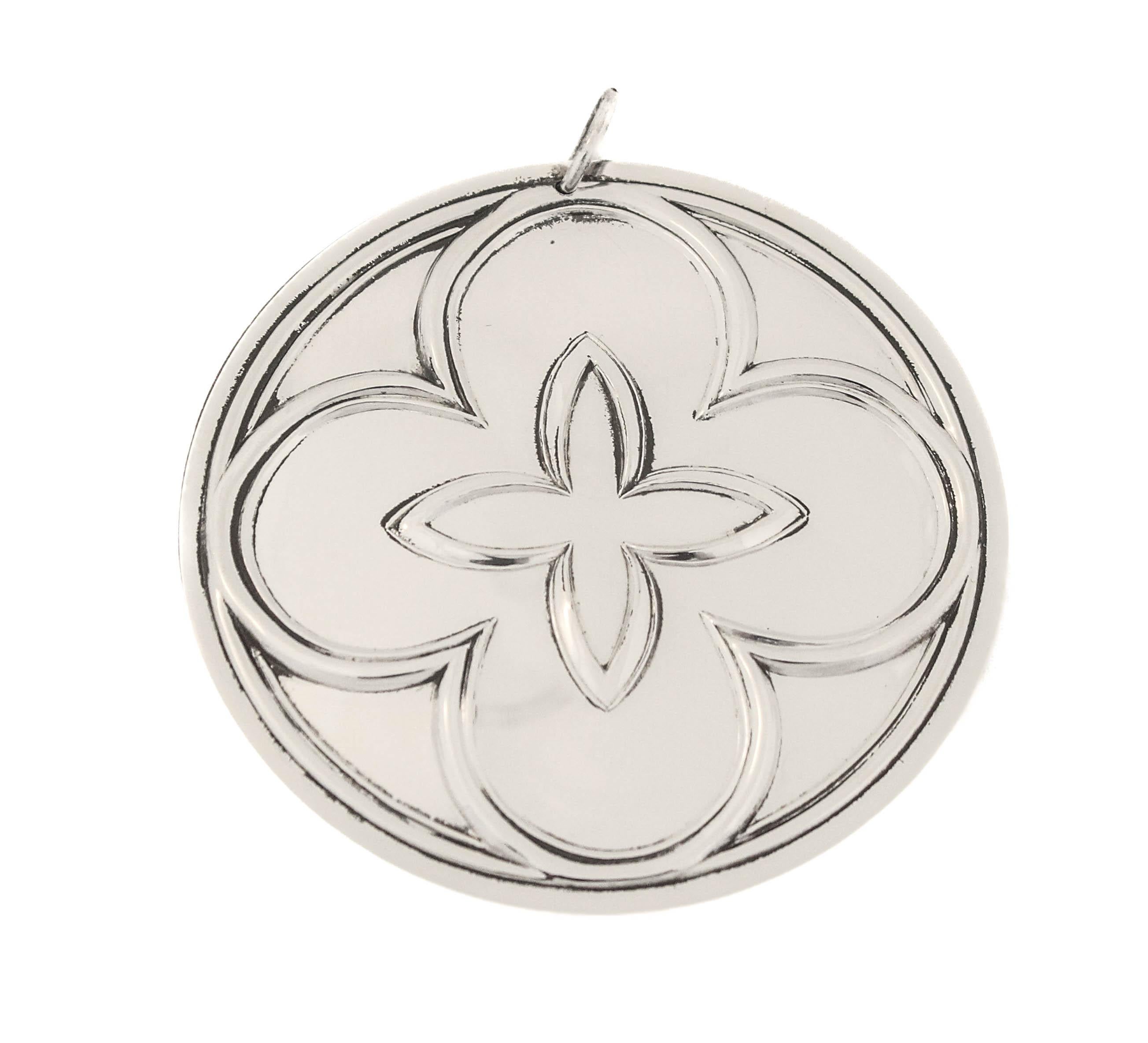 Nous vous proposons un ornement de Noël en argent sterling, juste à temps pour les fêtes. 