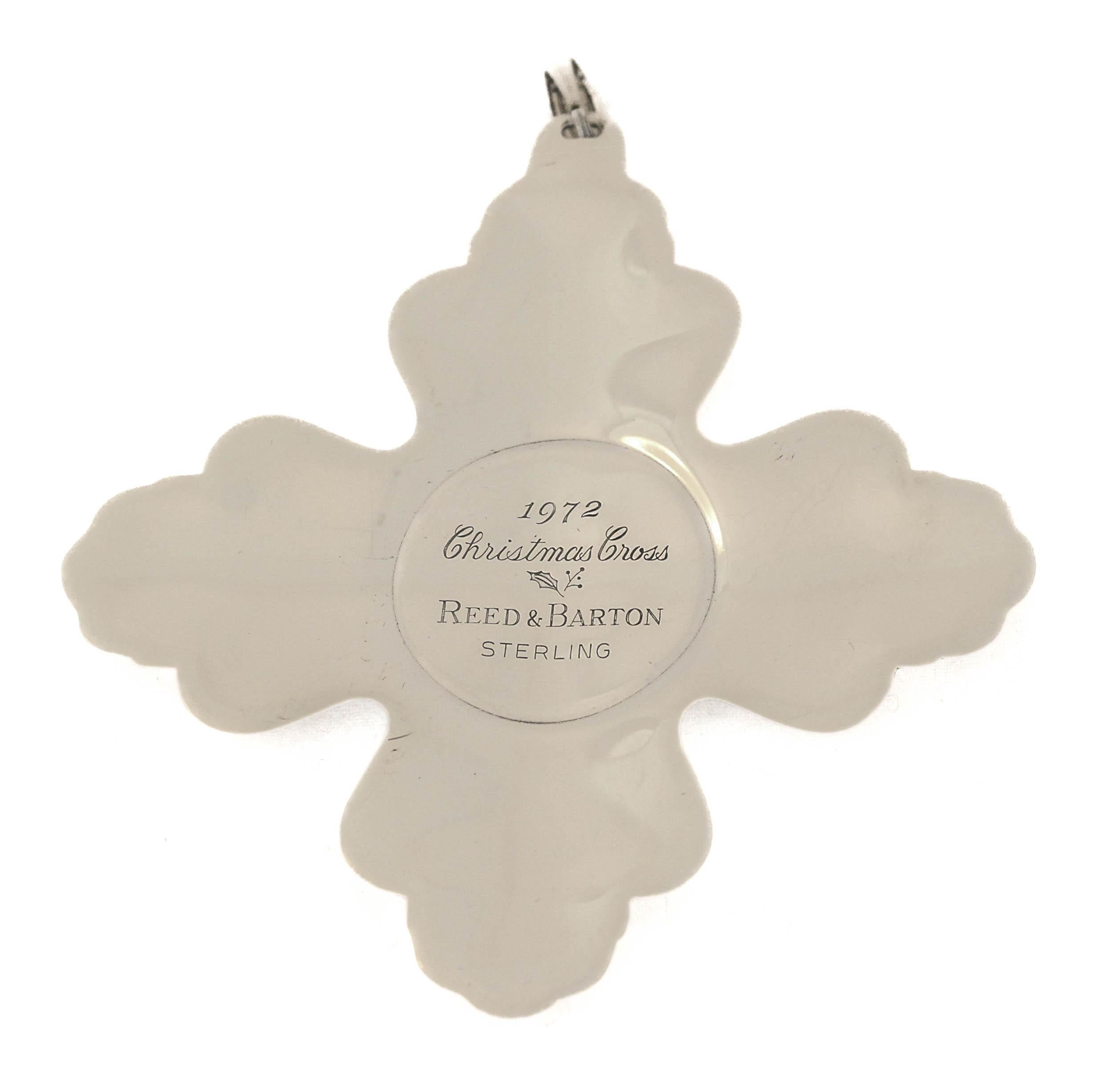 Viene offerto un ornamento natalizio in argento sterling di Reed & Barton datato 1972.  L'ornamento si chiama 