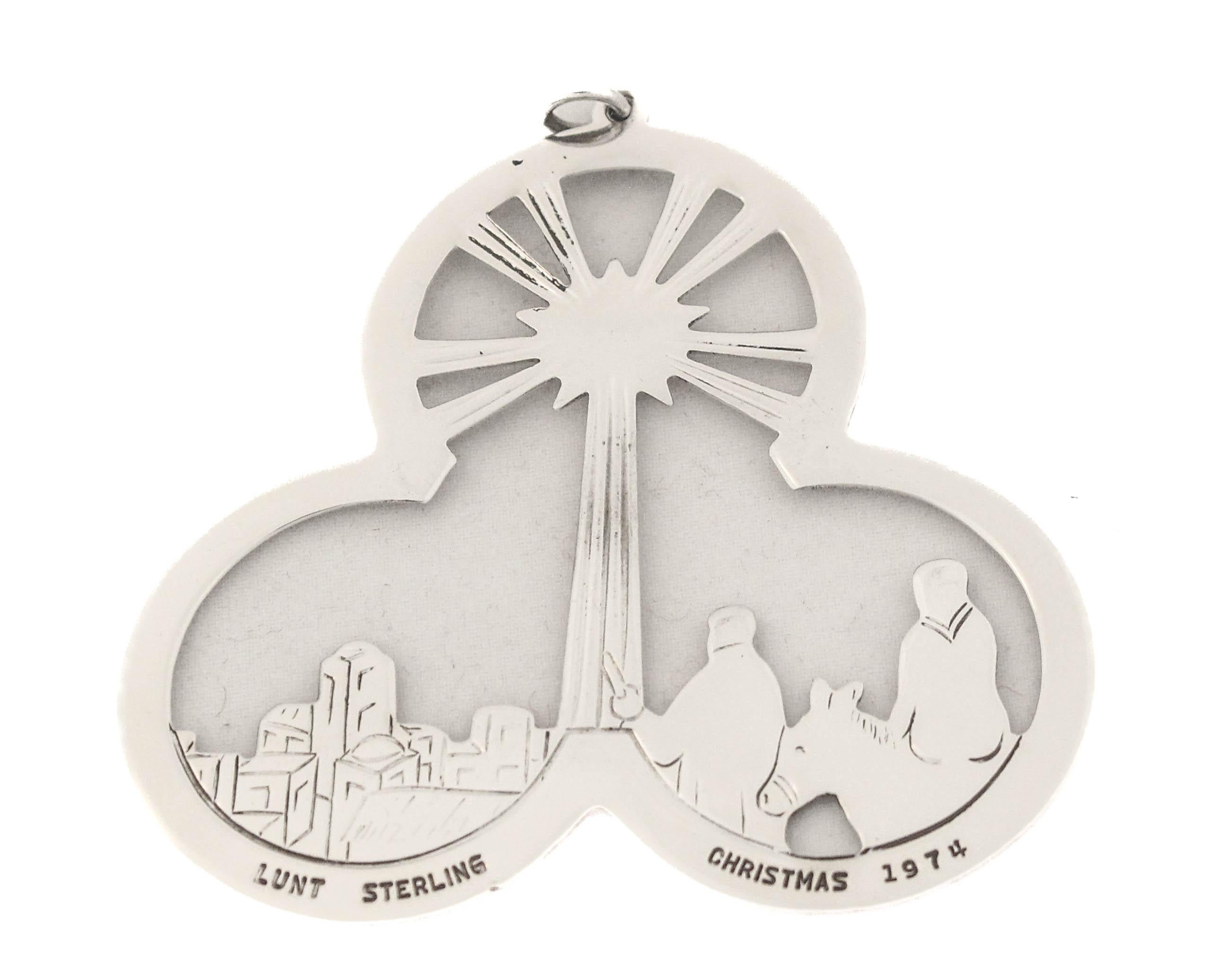 Angeboten wird ein Weihnachtsschmuck aus Sterlingsilber von Lunt Silver aus dem Jahr 1974.  Es zeigt Joseph und Maria (auf einem Esel), die dem Davidstern nach Bethlehem folgen.  Nach jüdisch-christlichem Glauben wird der Messias ein Nachkomme aus