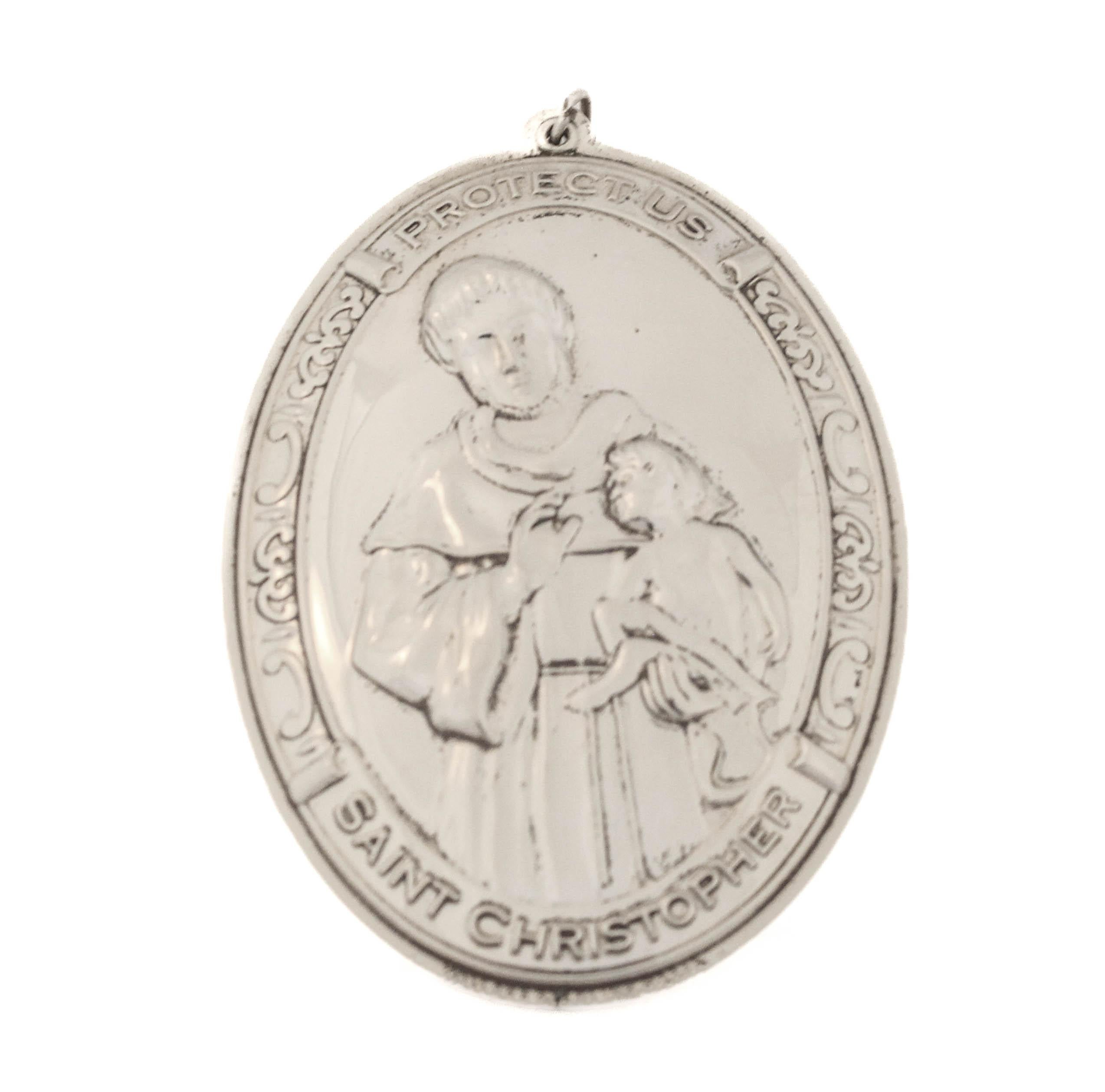 Viene offerto un ornamento natalizio in argento sterling di Wallace Silversmiths datato 2015.  Mostra San Cristoforo che tiene il Bambino Gesù con un braccio e lo benedice con l'altro.  In alto trovi la scritta 