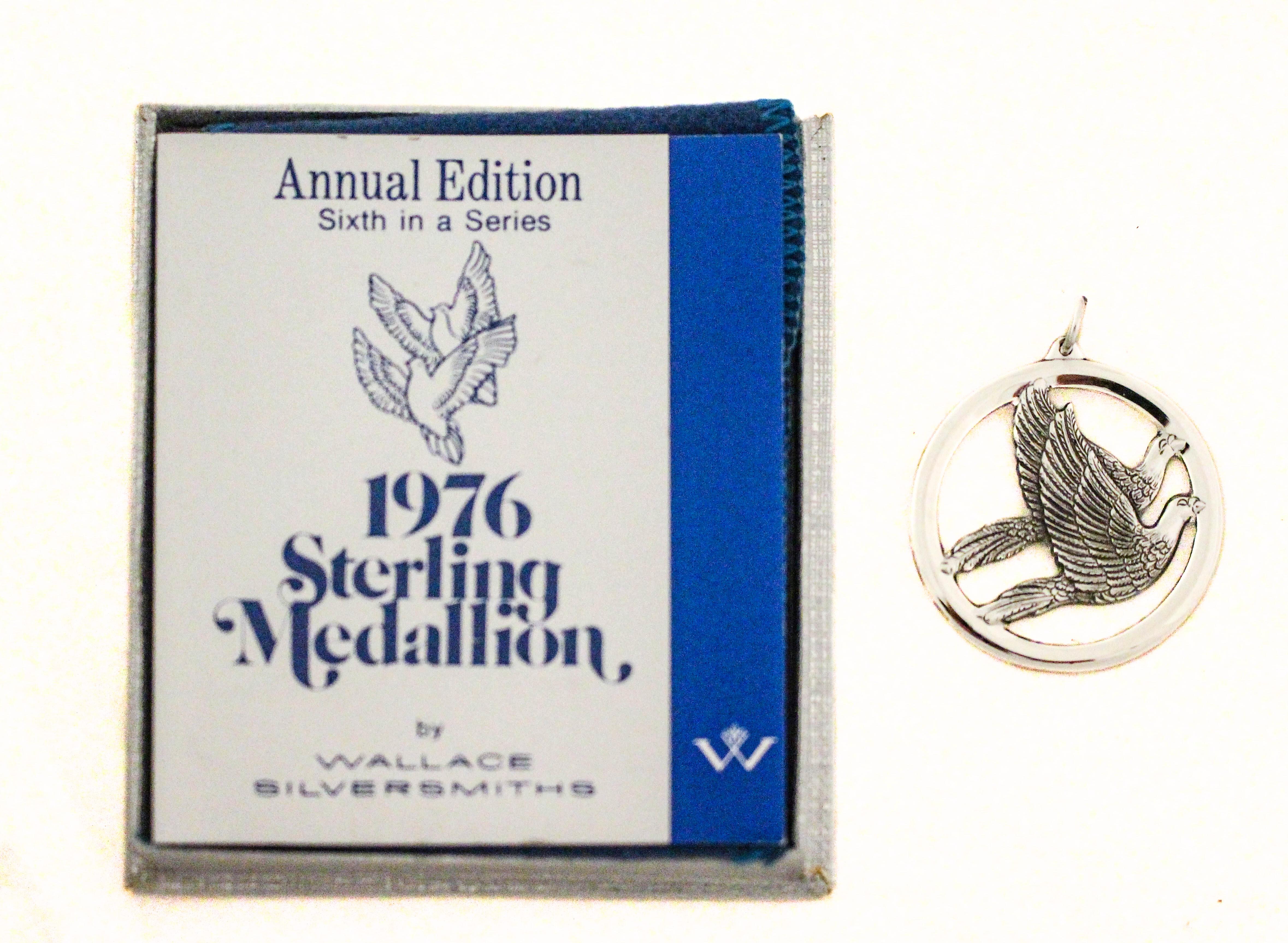 Giusto in tempo per il Natale, questo ornamento in argento sterling raffigura due colombe con le scritte 