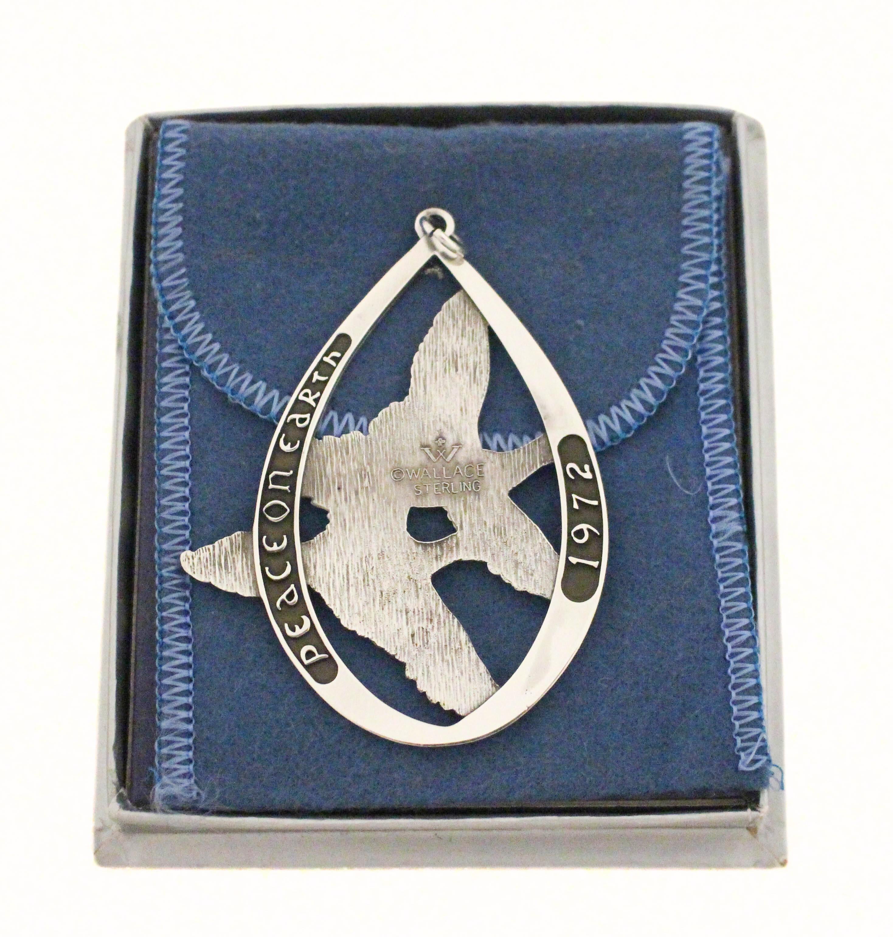 Giusto in tempo per il Natale, questo ornamento in argento sterling di Wallace Silversmiths raffigura due colombe in volo con la scritta 