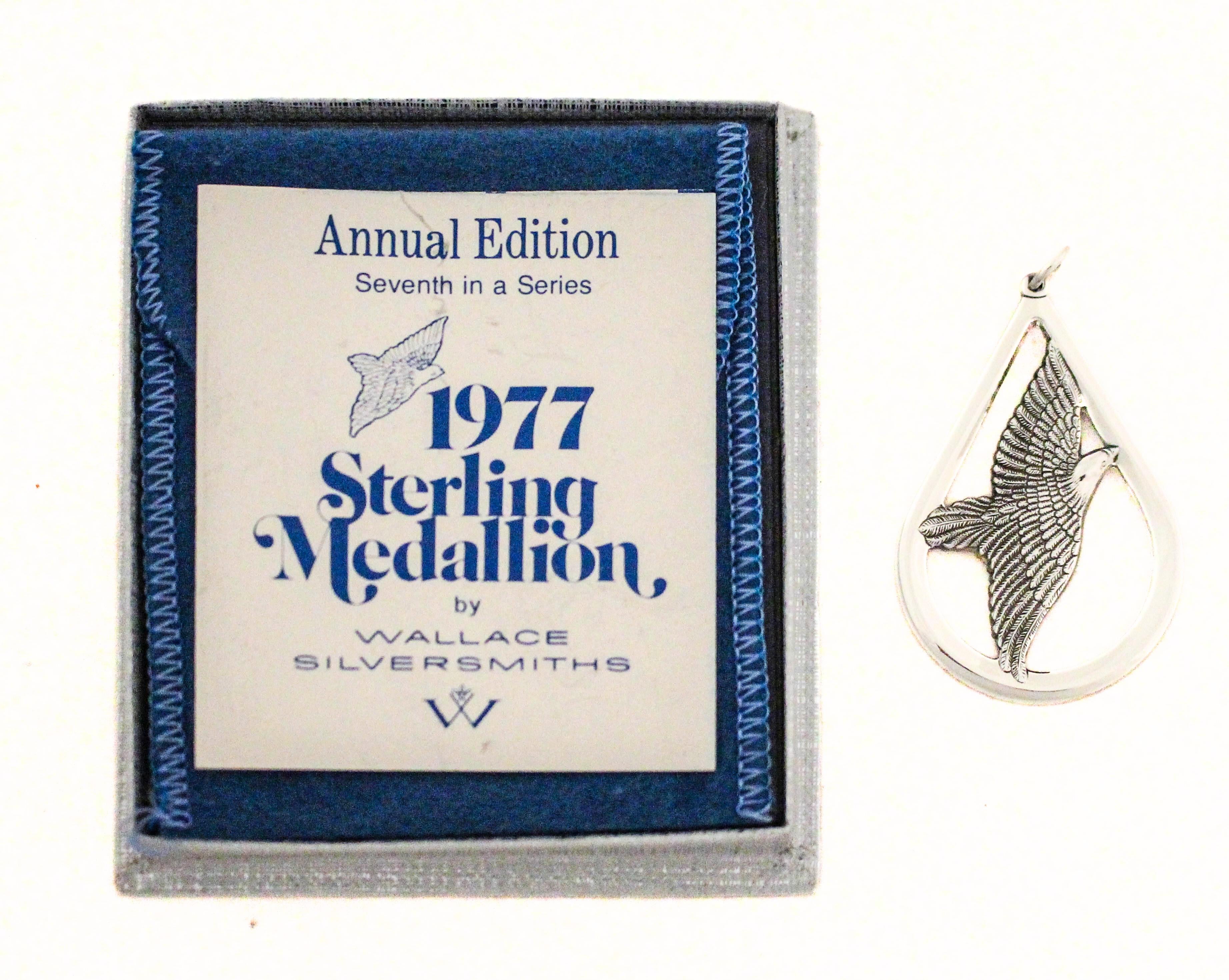 Dettagli di progettazione

Front Design



Motivo centrale: Una colomba meticolosamente incisa con le ali spiegate, che simboleggia la pace e la benedizione divina. La scultura mostra i dettagli delle piume e il movimento dinamico.
Forma: Una