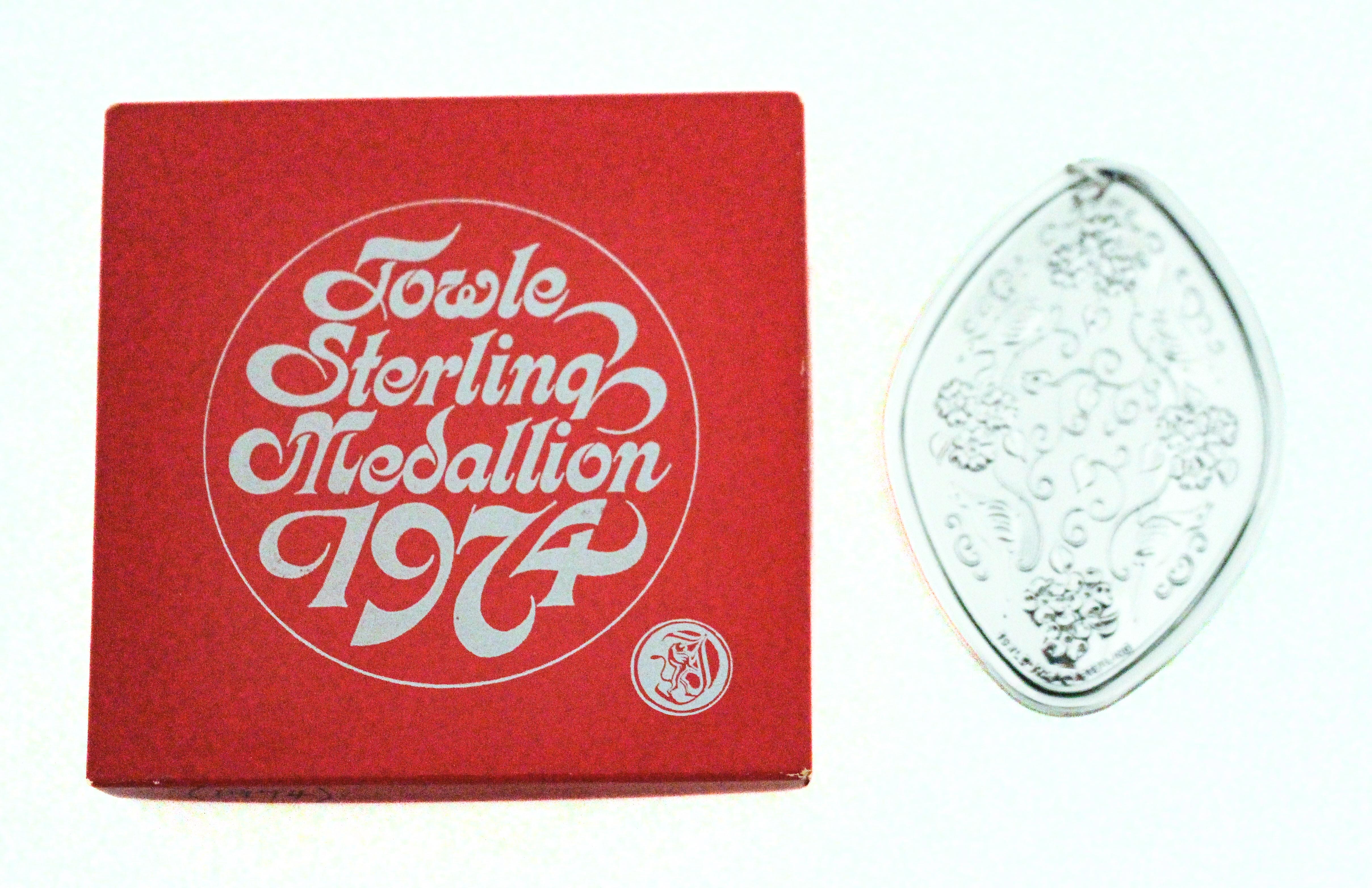 Il Medaglione di Natale 1974 di Towle è il quarto della serie basata sull'antico canto natalizio tradizionale, 