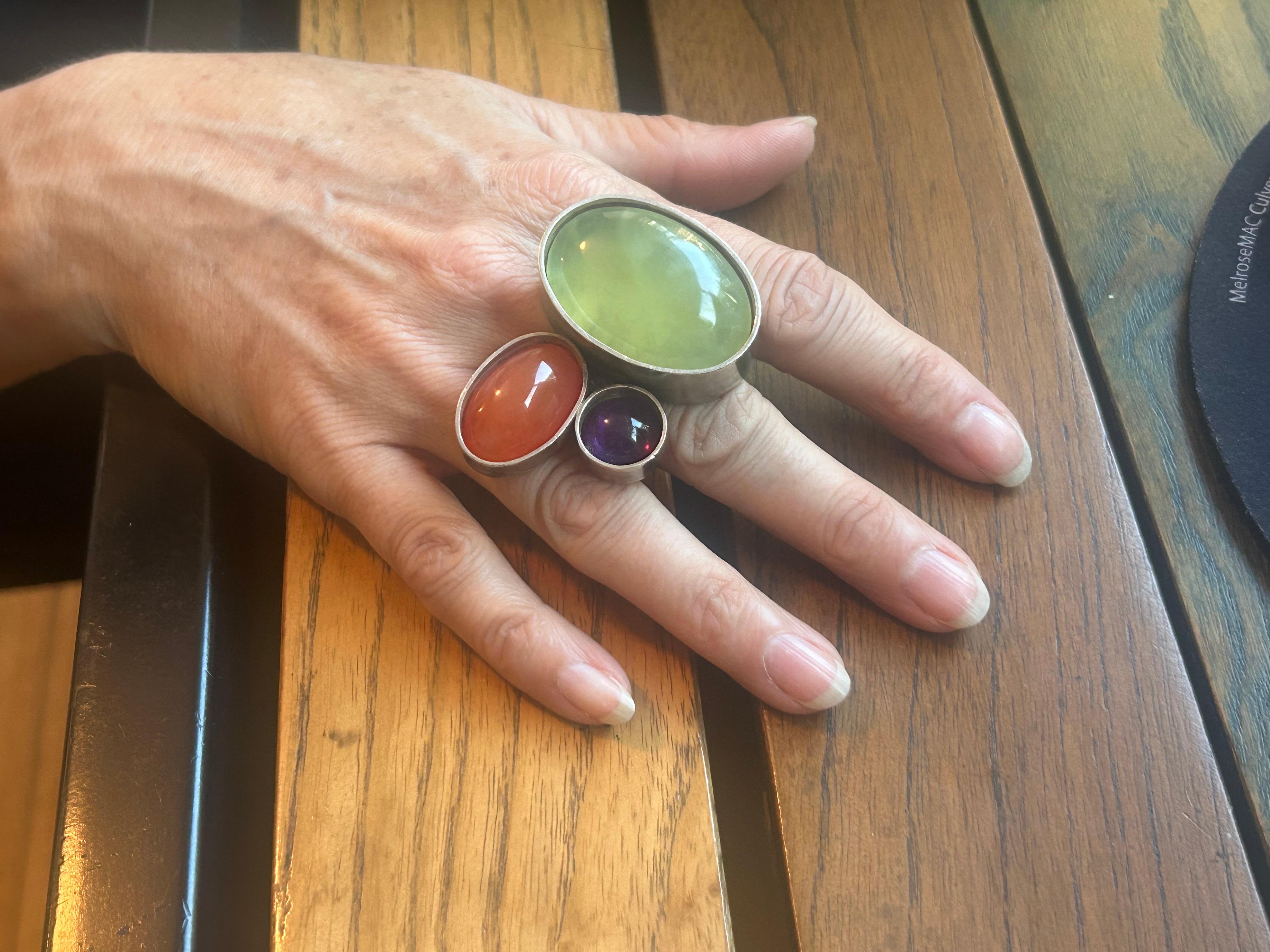 Design contemporaneo.
Realizzato a mano.
Unico nel suo genere.
Argento 925 con divertenti pietre colorate di corniola, ametista e prehnite.
Condizioni vintage originali con patina e usura.
La taglia è circa 7. 
Si presta bene per le collezioni e