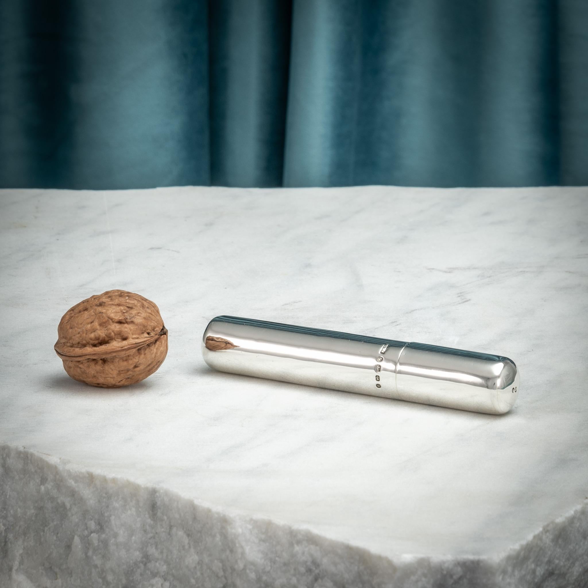 Splendid sterling silver cigar case designed to hold a single cigar. Hallmarked Birmingham 1875 and stamped with maker's mark.

Dimensions: 11 cm/4⅜ inches (length) x 2 cm/¾ inch (max. diameter).

Will take approx. maximum cigar diameter of 1.6