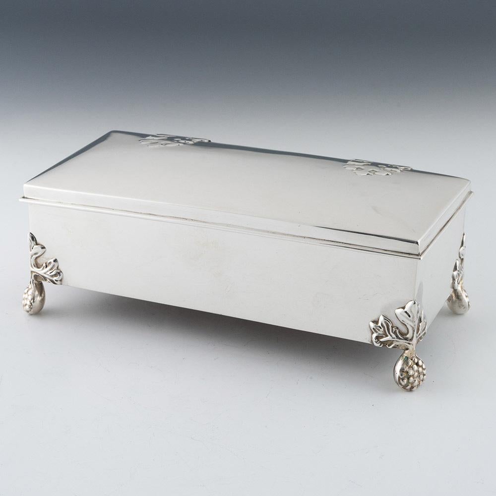 Encabezamiento : Pitillera irlandesa de plata con pies de frambuesa
Fecha : Hallmarked in Dublin in 1919 for Wakely and Wheeler
Período : Jorge V
Origen : Dublín, Reino Unido de Gran Bretaña e Irlanda
Decoración : Almohadillado con decoración