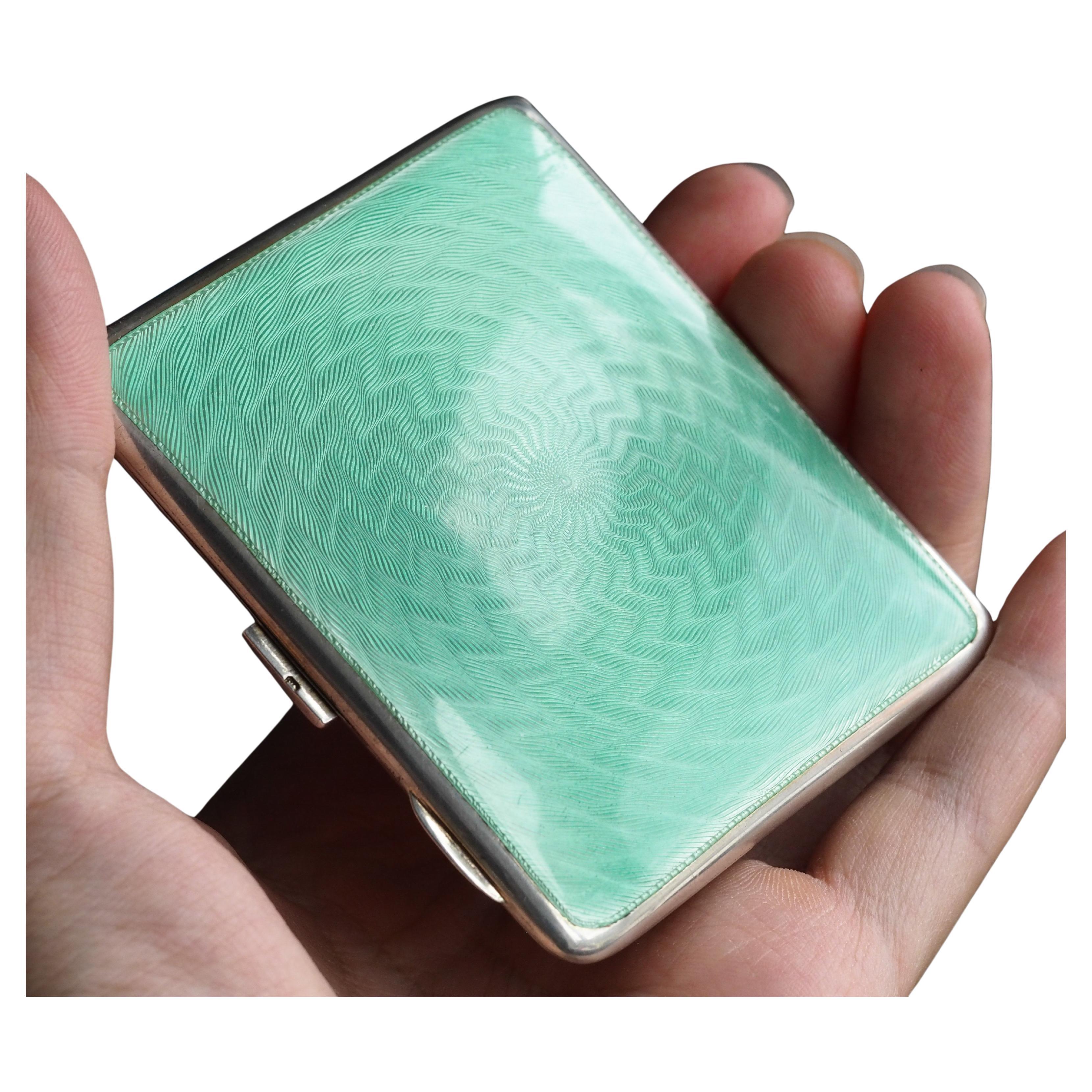 Pitillera de plata de ley con guilloches de esmalte verde - William Neale & Son