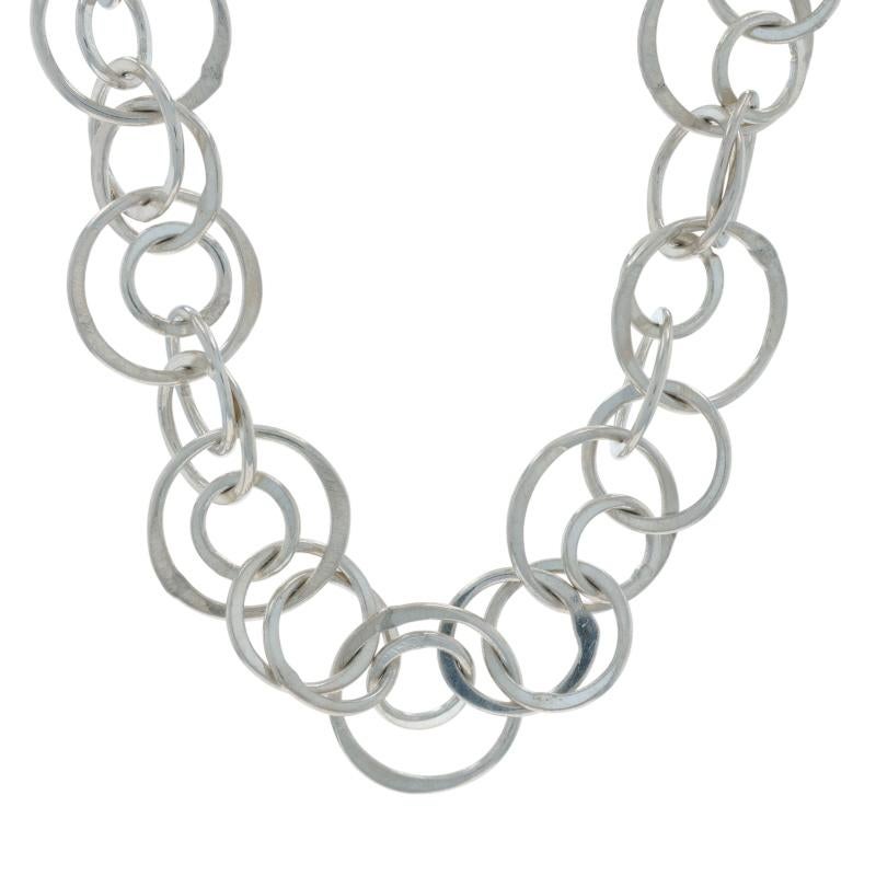 Contenuto del metallo: Argento Sterling

Stile della catena: A Link
Stile della collana: Catena
Tipo di chiusura: Chiusura a gancio
Tema: Cerchi

Misure

Lunghezza: 16