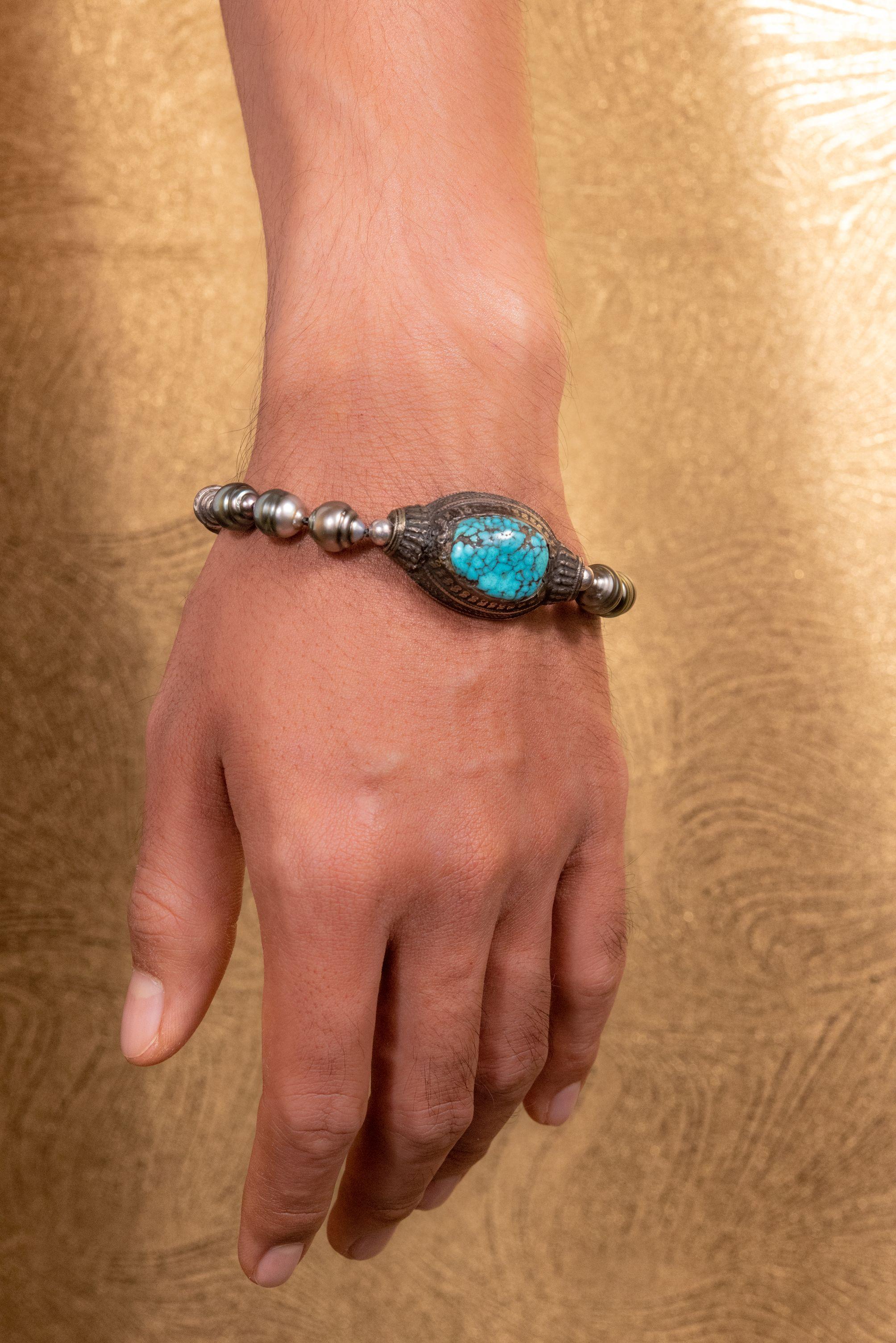Add a touch of vintage colour to your day with our Tibetan turquoise and pearl bracelet. Surrounded by shimmering Tahitian pearls, this vintage Tibetan medallion with intricate detail and vivid turquoise is the star of the show. 

Bracelet size:
