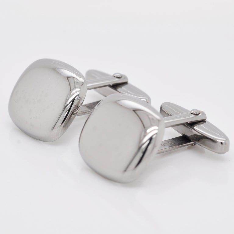 Sterling silver classic antique cushion shape cufflinks.

These cufflinks in 925 sterling silver are made in world class finish with black rhodium polish. Adding to the overall formal appeal is the smooth polish on the surface of this antique shaped