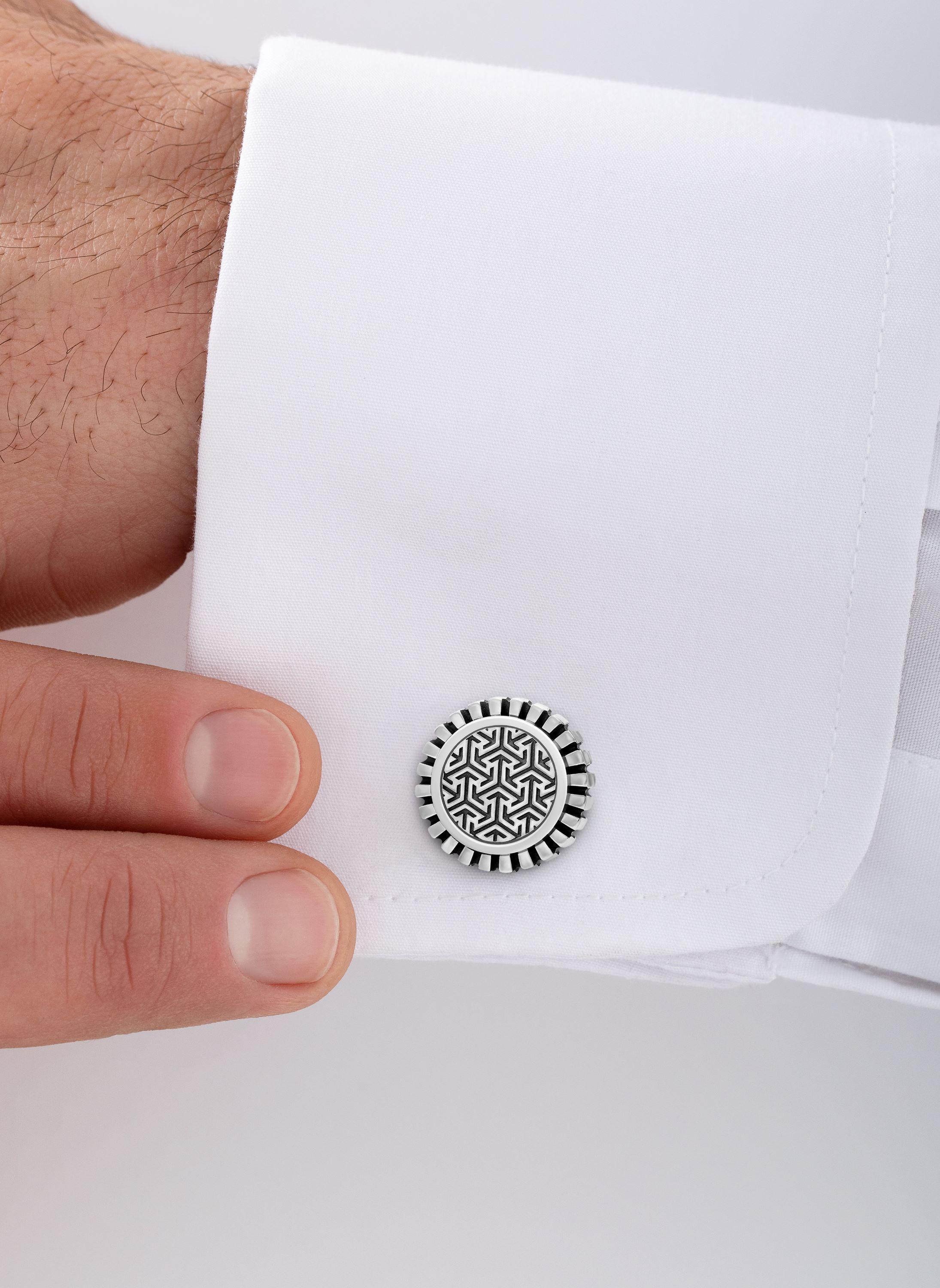 Gemelli classici in argento Sterling con motivi geometrici ispirati all'architettura mamelucca del Cairo medievale.

Ispirati ai temi del design Mamluki, questi gemelli in argento Sterling sono caratterizzati da motivi geometrici che si ritrovano