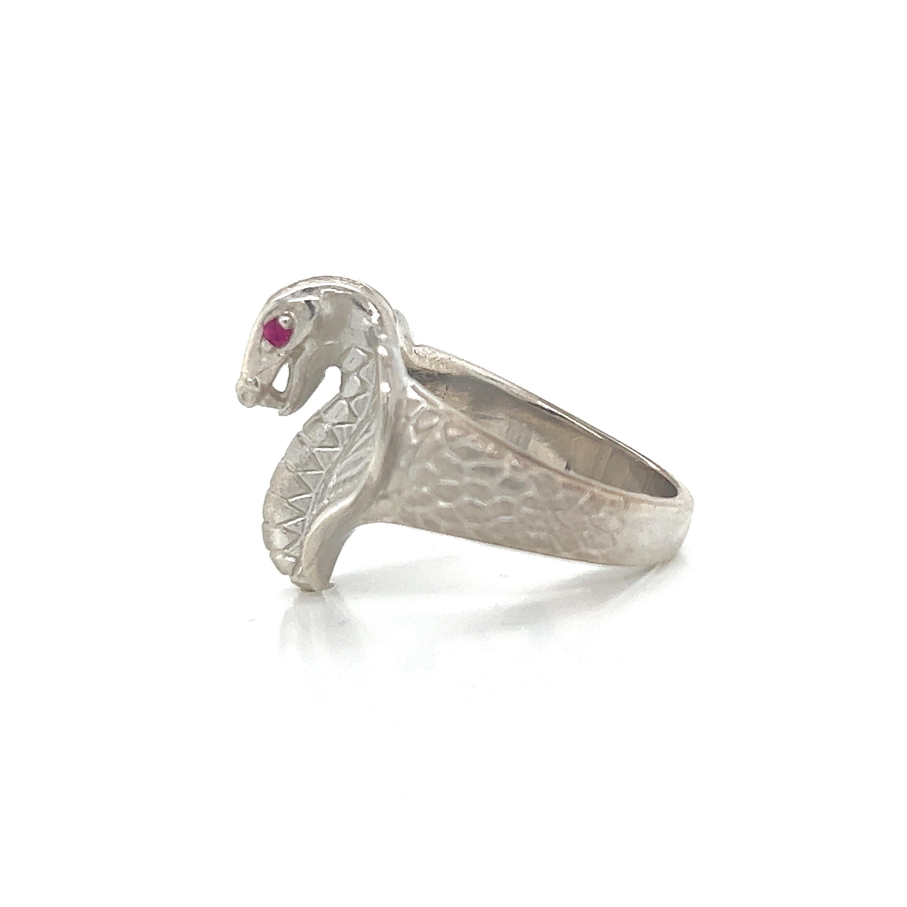 Taille ronde Bague serpent cobra en argent sterling avec yeux en rubis en vente