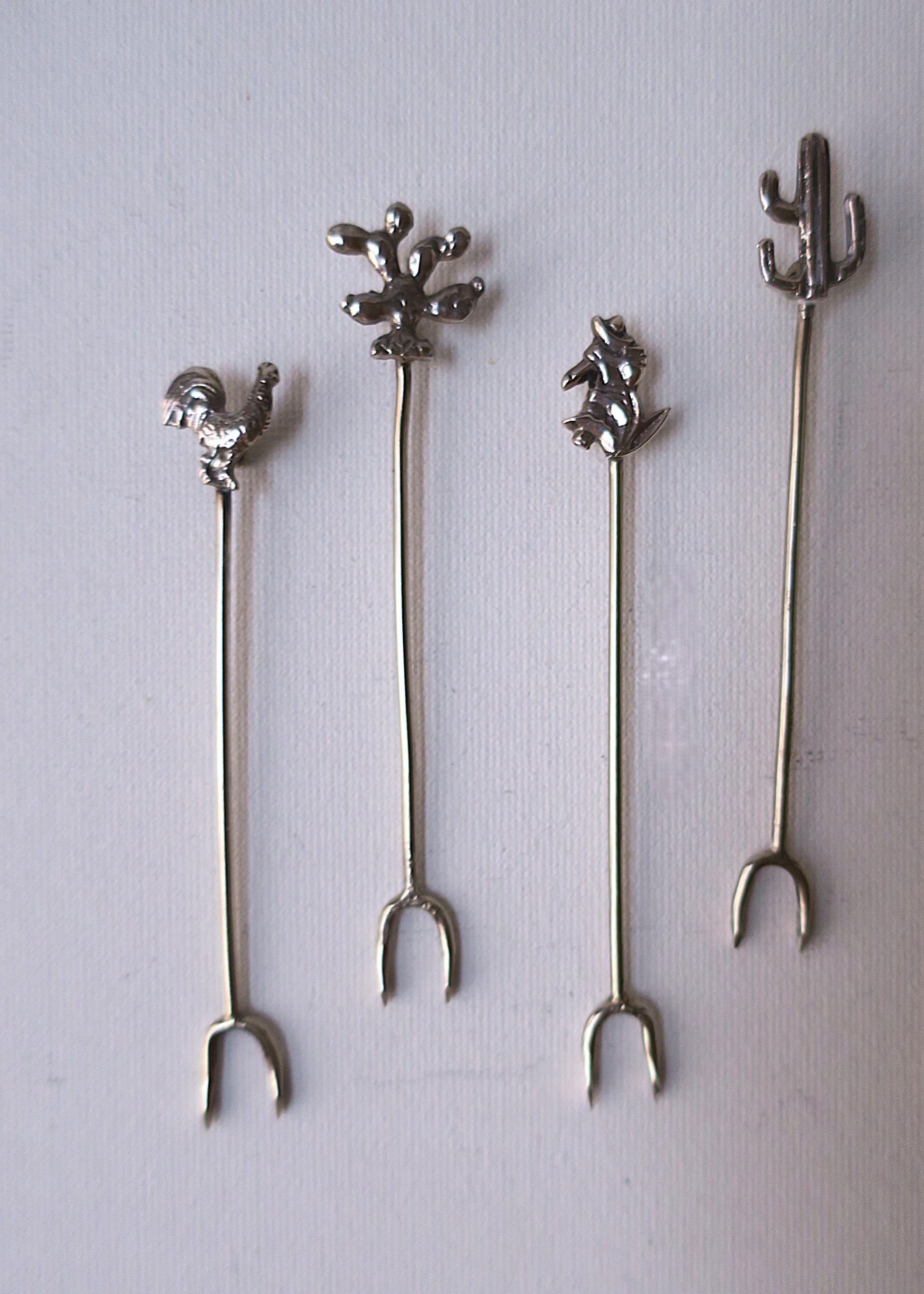 20ième siècle Couverts pour cocktails mexicains avec breloques en argent sterling, lot de 9 en vente