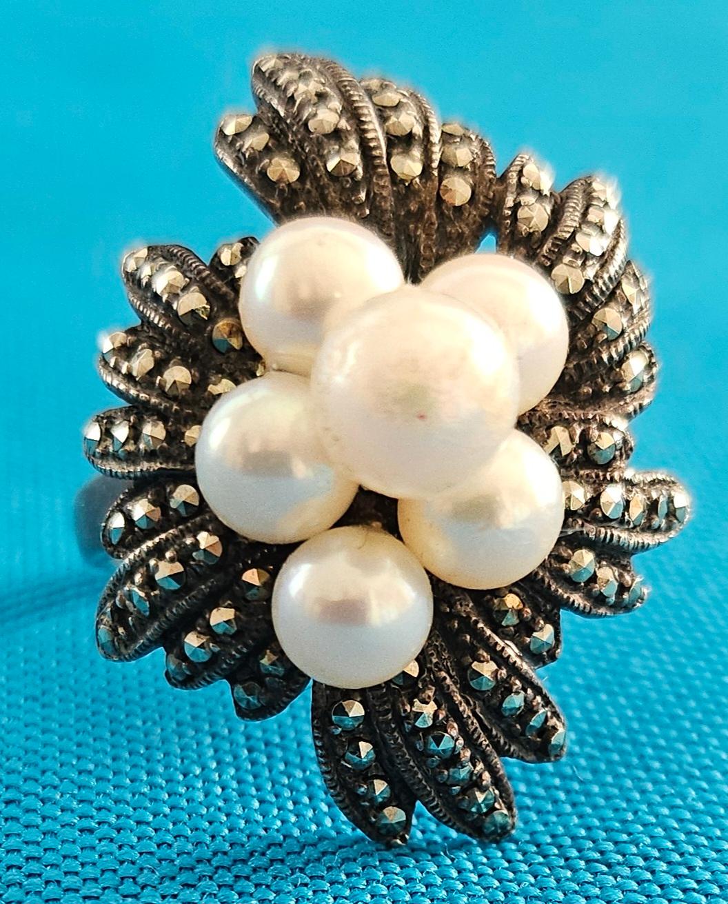 Anillo de cóctel de plata de ley, Vintage. VENTA DE CIERRE
*****AVISO: NUESTRA TIENDA 1ST DIBS CIERRA A FINALES DE MAYO*****
Este clásico anillo de cóctel / racimo lleva el sello 