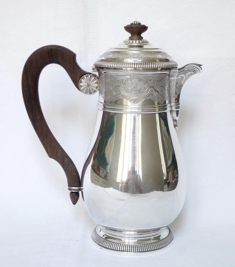 Tall sterling silver coffee pot, refined 20th century production. Elegant shape ; decorated with gadroons, beautifully ornamented with Regency-style roses, leaves and mantlings engraved.

There is no monogram or coat of arms engraved.

Our coffee