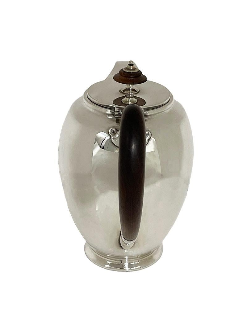 Cafetera de plata de ley, ca 1940

Una hermosa cafetera de plata , que se encuentra en una hermosa ronda  forma con asas de madera de nogal
Las antiguas marcas de salón de plata de la parte inferior proceden de la marca de salón de plata Koch &