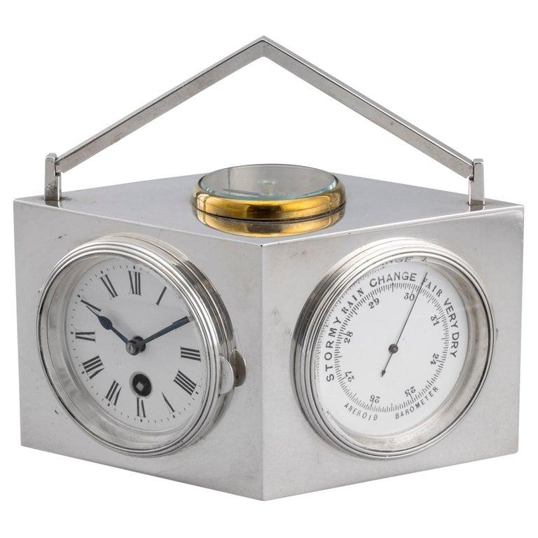Diese Kombinationsuhr aus Sterlingsilber in Rautenform mit aufgesetztem Griff wurde um 1910 in Frankreich hergestellt. Sie hat auf jeder Seite ein Zifferblatt mit einer Uhr mit Schweizer Uhrwerk, ein Barometer, ein Fahrenheit- und ein