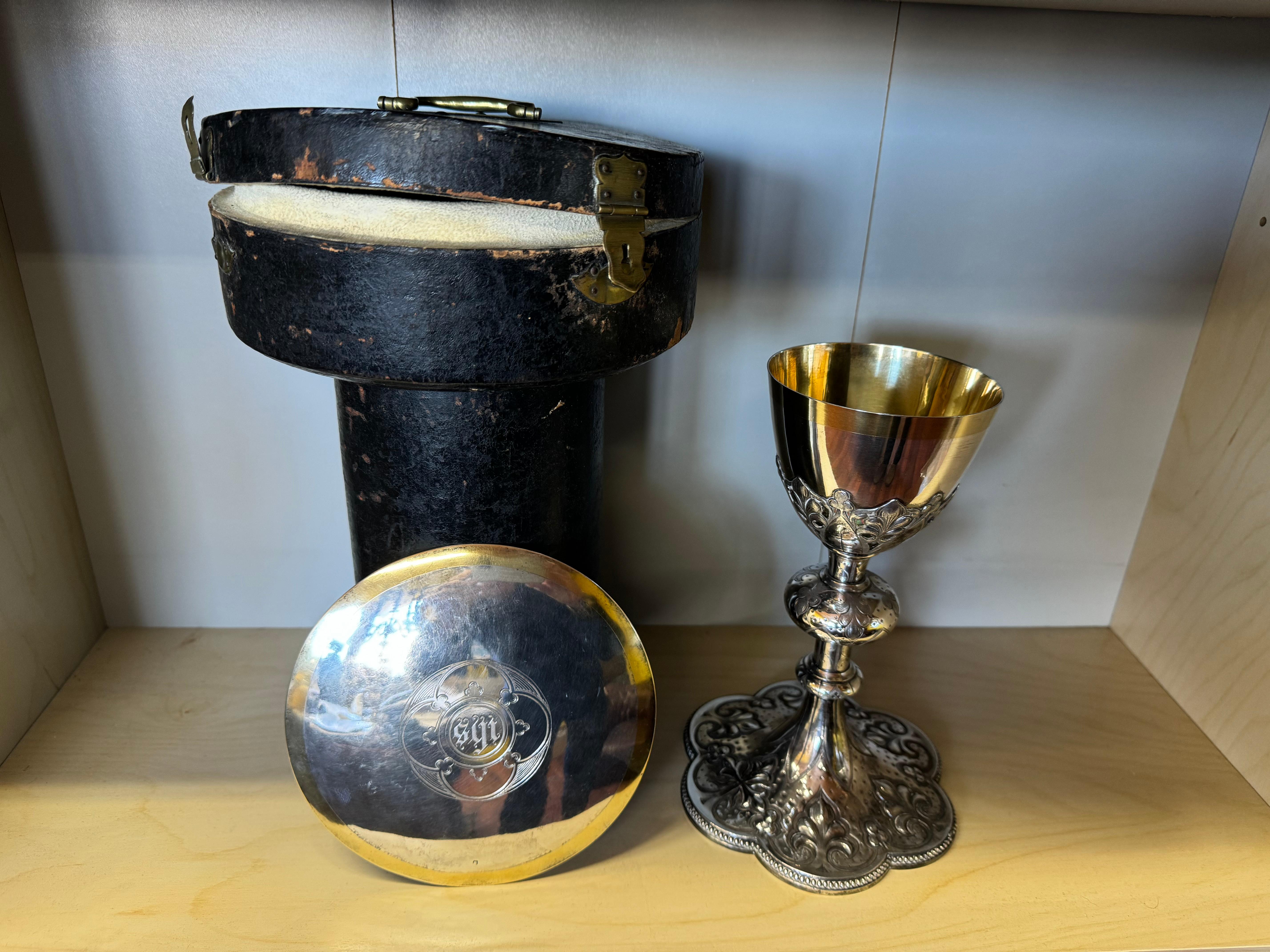 Sterling Silver Communion Chalice and Paten Made in France. For Sale 11