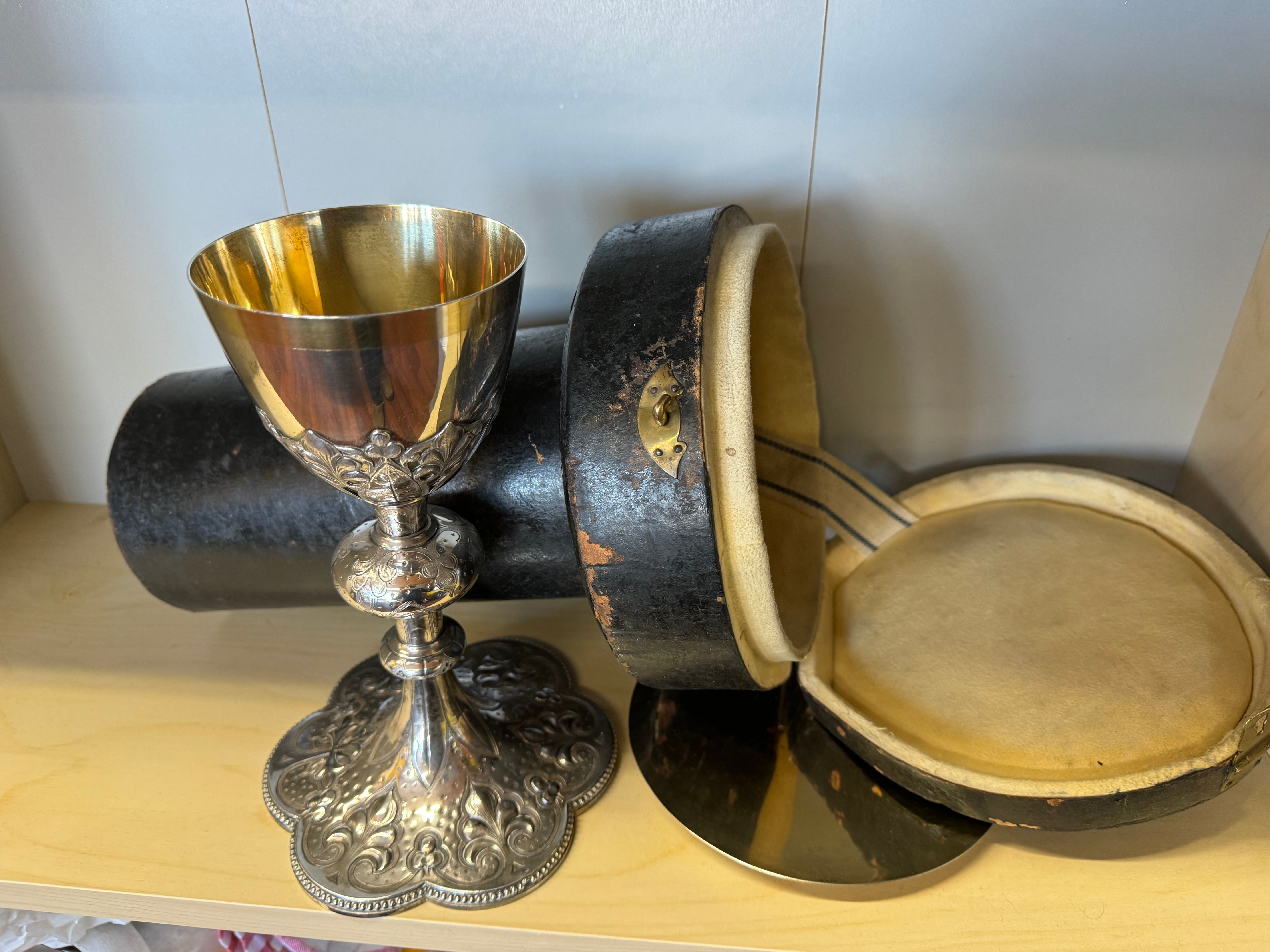  Sterling Silver Communion Chalice and Paten
Made in France.
The cover is bent in the case.
Kalkki and Lautanen intact.
In great condition.

This is from France, that Minerva head stamp was in use from 1838-1973 and with that frame shape meant 950