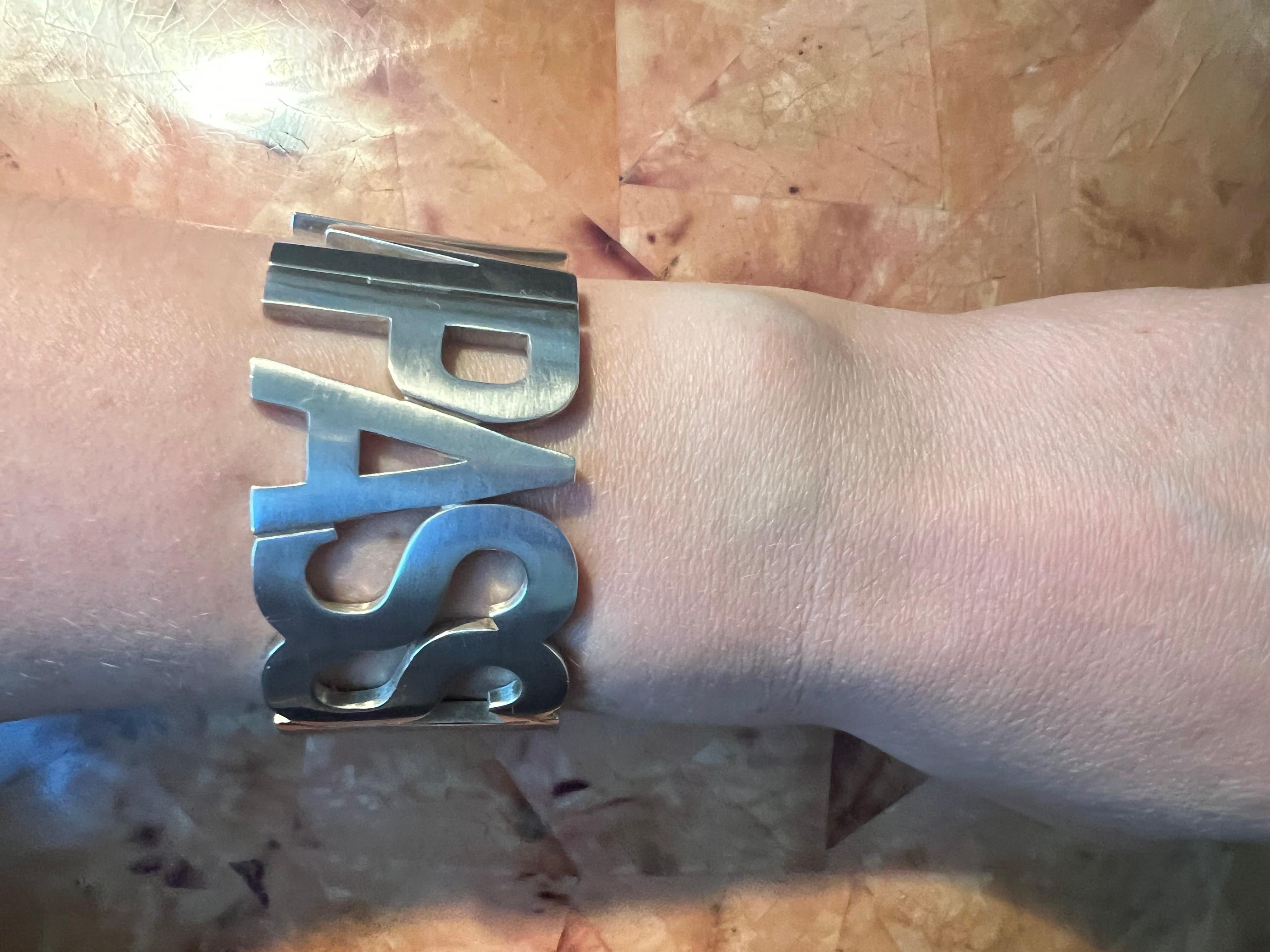 Questo bracciale in argento sterling con parole è una bellissima incarnazione della virtù della compassione. Realizzato con cura meticolosa, il braccialetto recita 