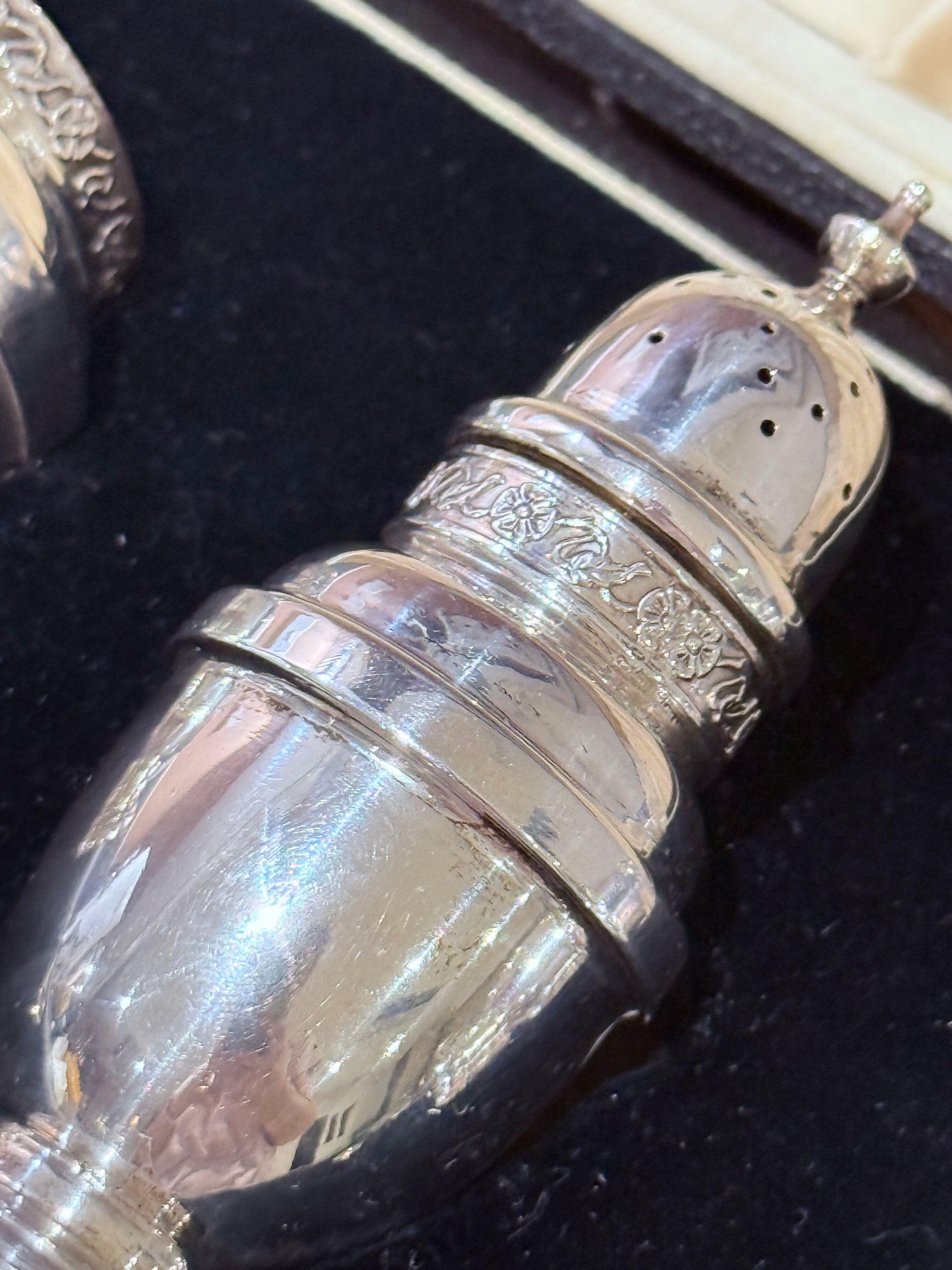 Set di condimenti in argento Sterling con custodia in vetro blu per sale, senape e pepe Shakers in vendita 2