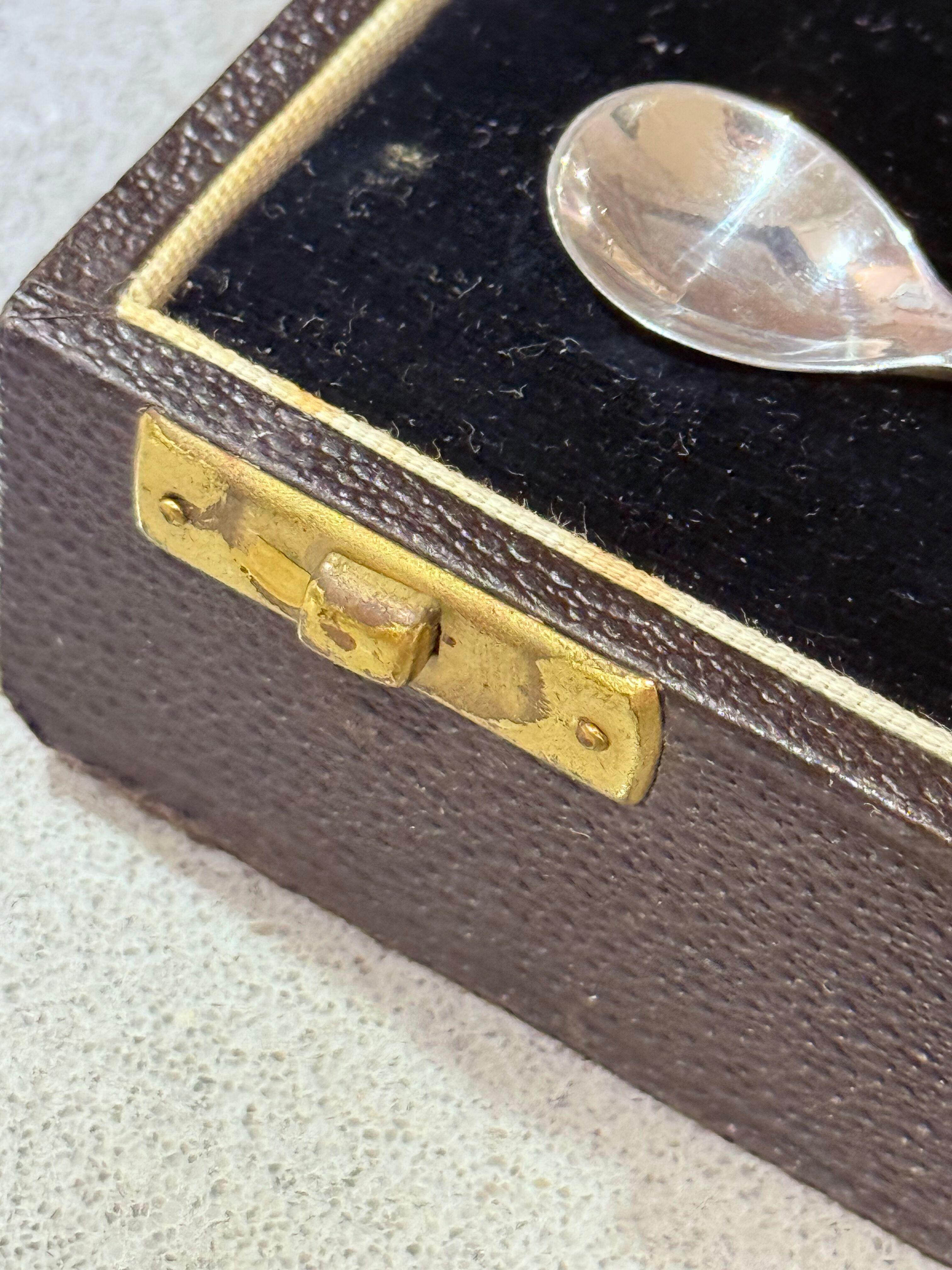 Set di condimenti in argento Sterling con custodia in vetro blu per sale, senape e pepe Shakers in vendita 4