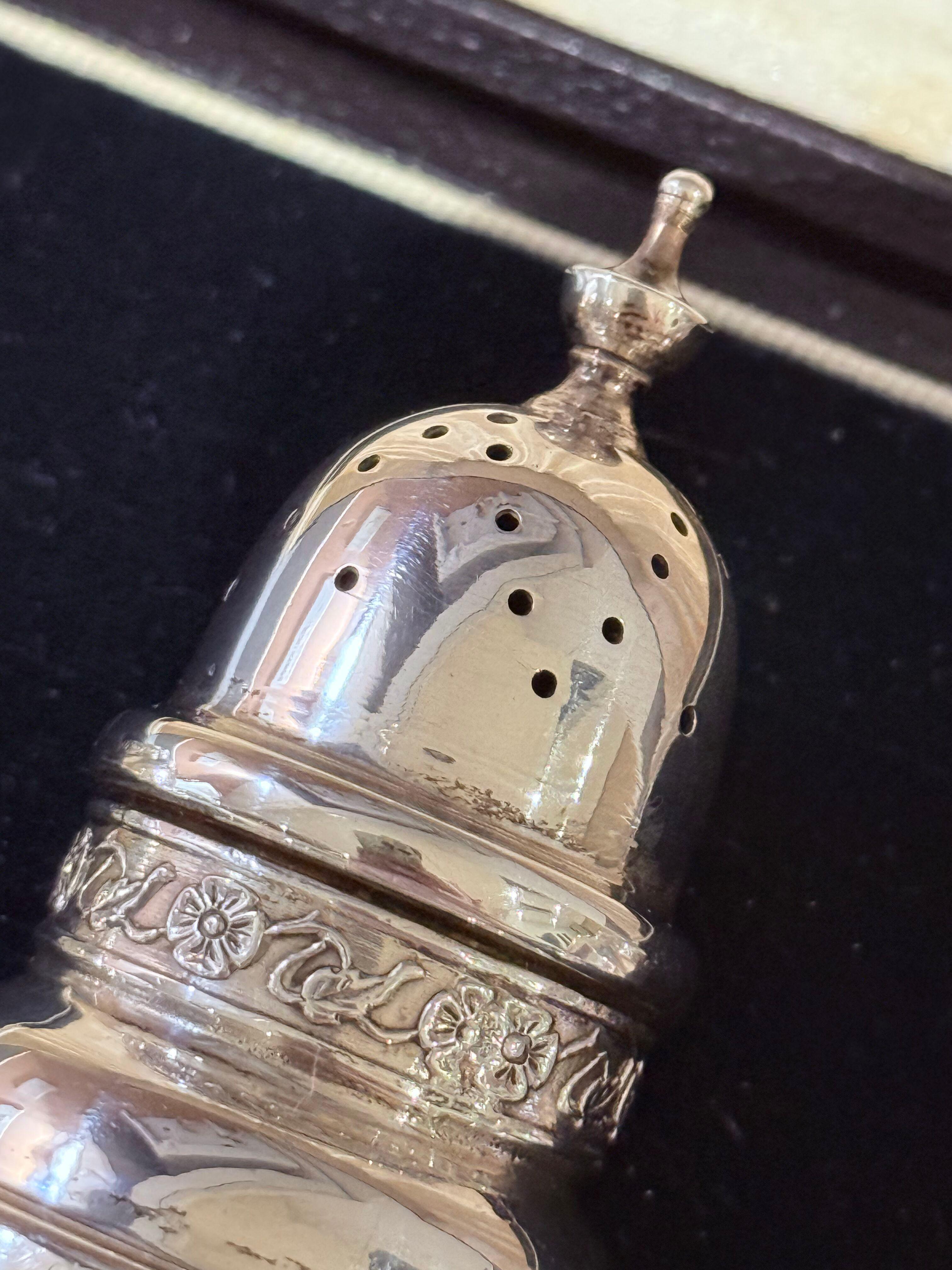 Set di condimenti in argento Sterling con custodia in vetro blu per sale, senape e pepe Shakers in vendita 6