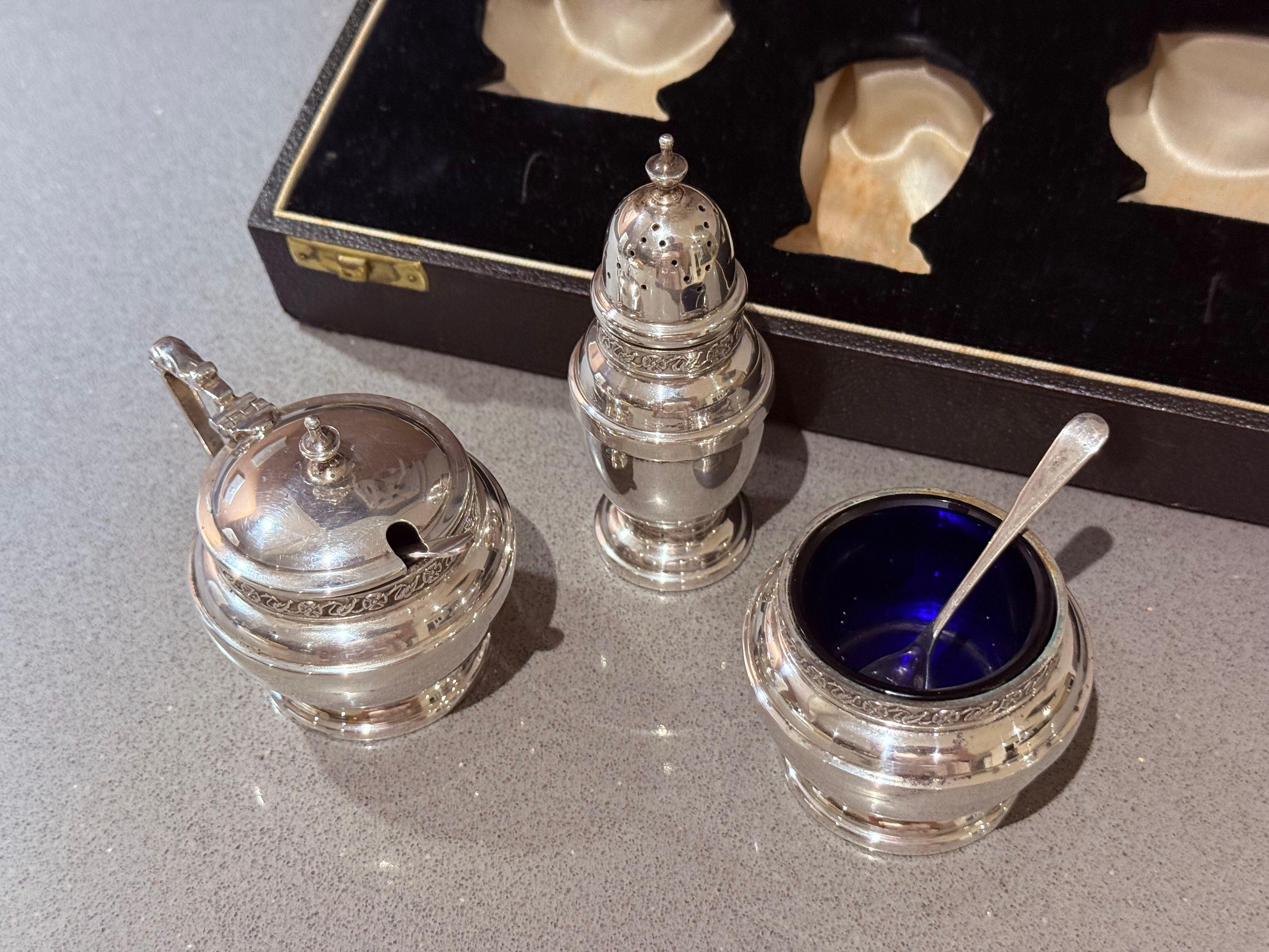 Set di condimenti in argento Sterling con custodia in vetro blu per sale, senape e pepe Shakers in vendita 7