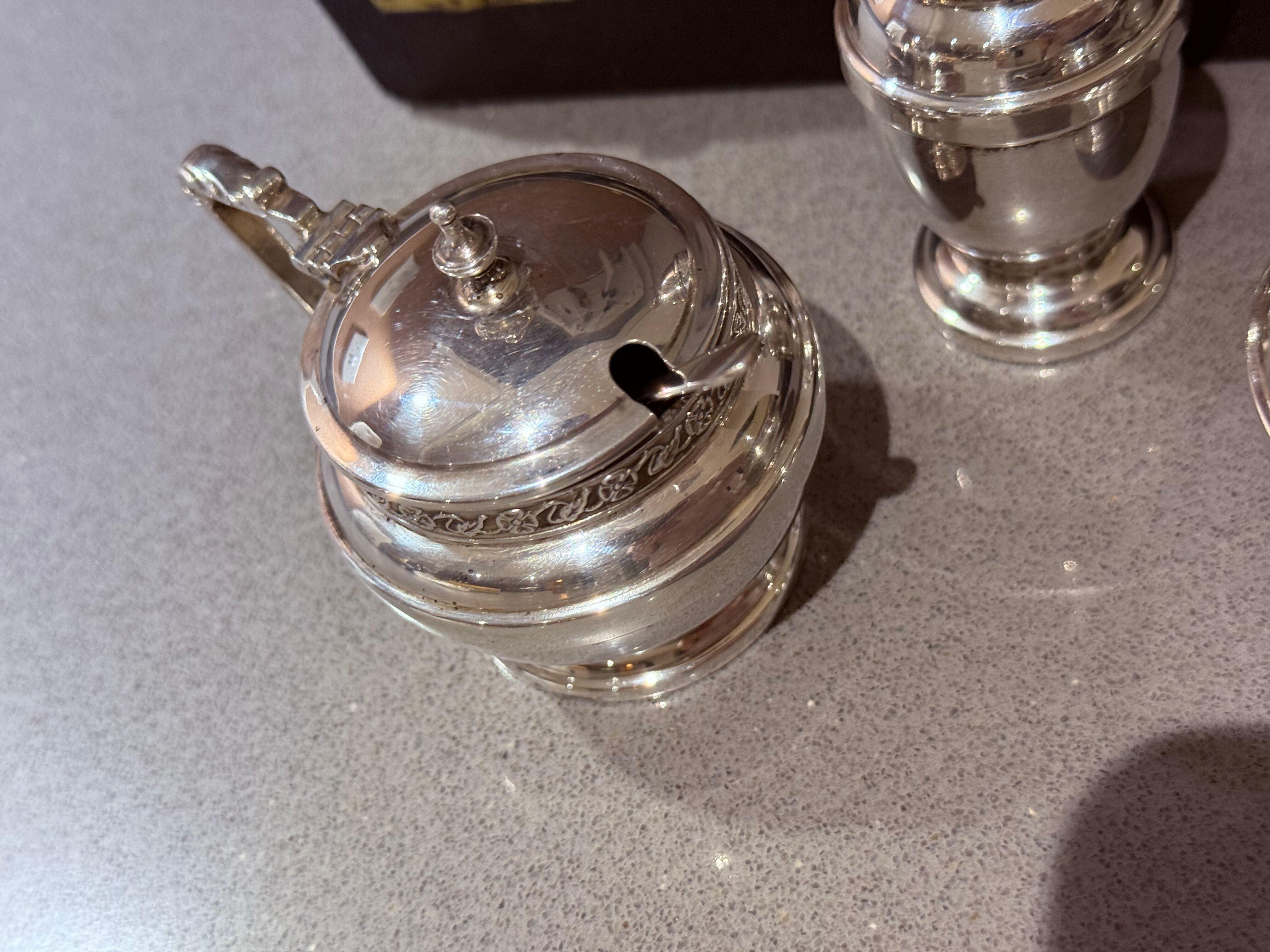 Set di condimenti in argento Sterling con custodia in vetro blu per sale, senape e pepe Shakers in vendita 8