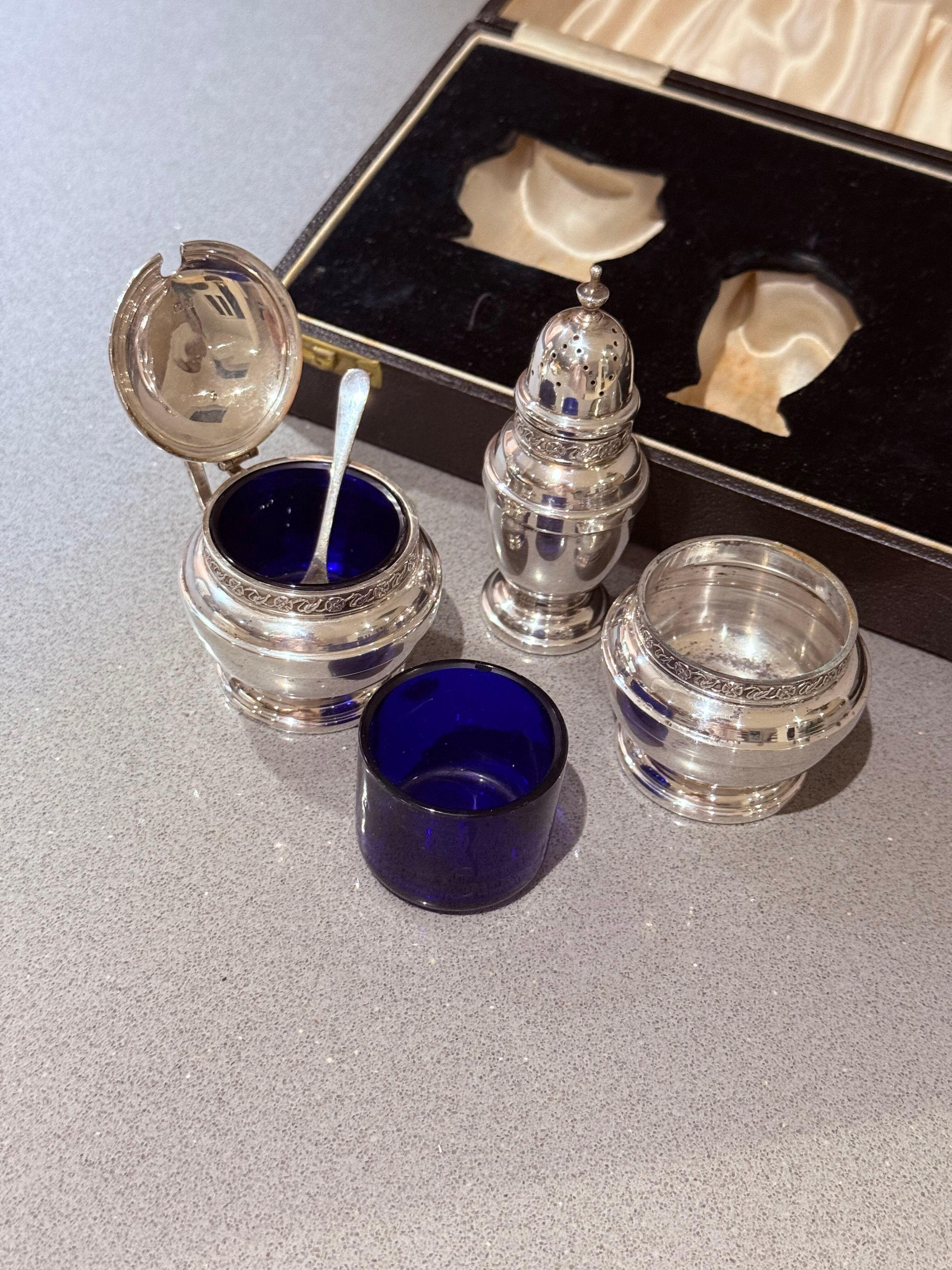 Set di condimenti in argento Sterling con custodia in vetro blu per sale, senape e pepe Shakers in vendita 11
