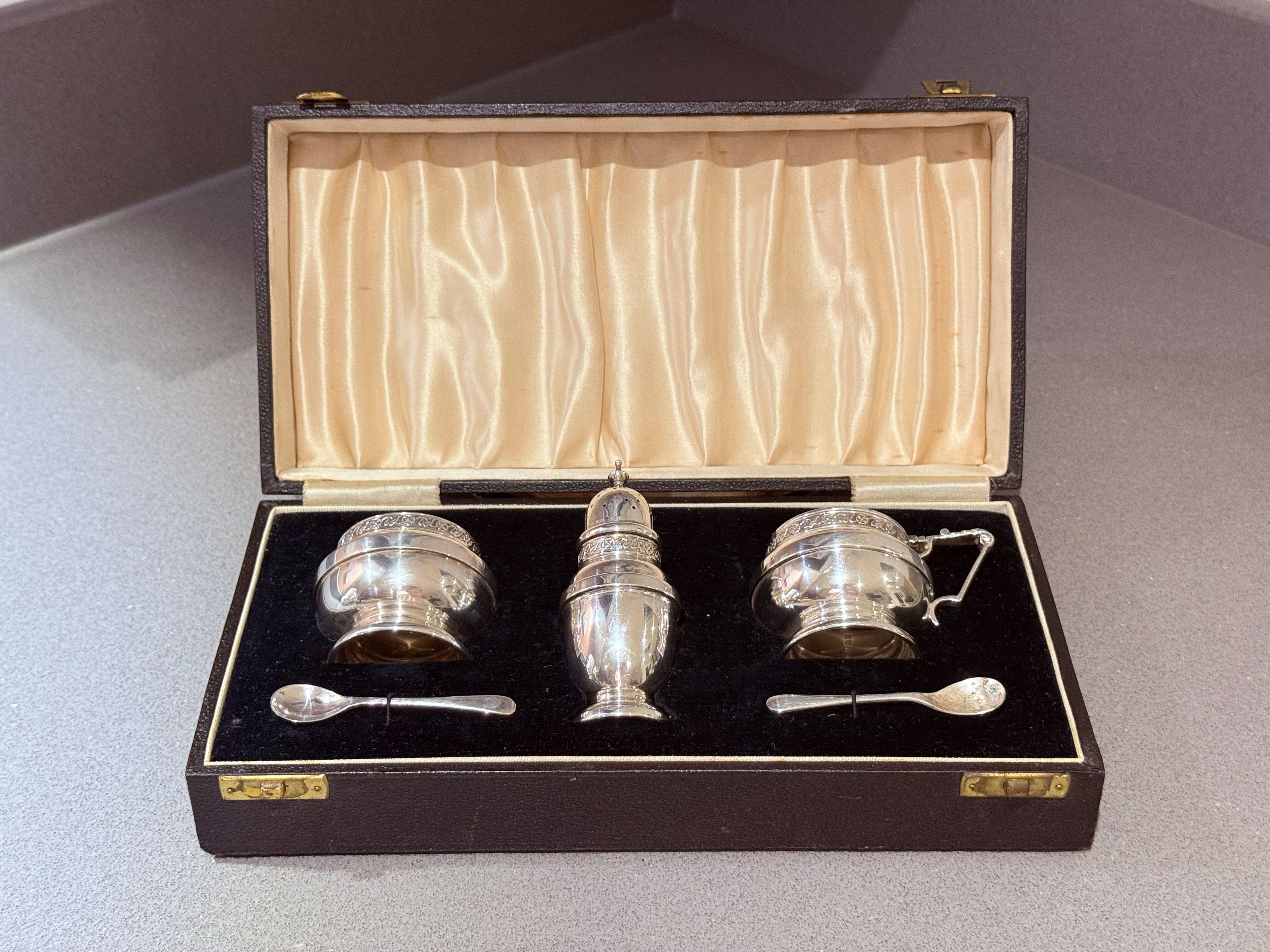 Set di condimenti in argento sterling con inserti in vetro blu, marchiato inglese
Uno squisito set di condimenti in argento sterling inglese, completo di astuccio originale e dotato di rivestimenti in vetro blu cobalto. Questo raffinato set di tre