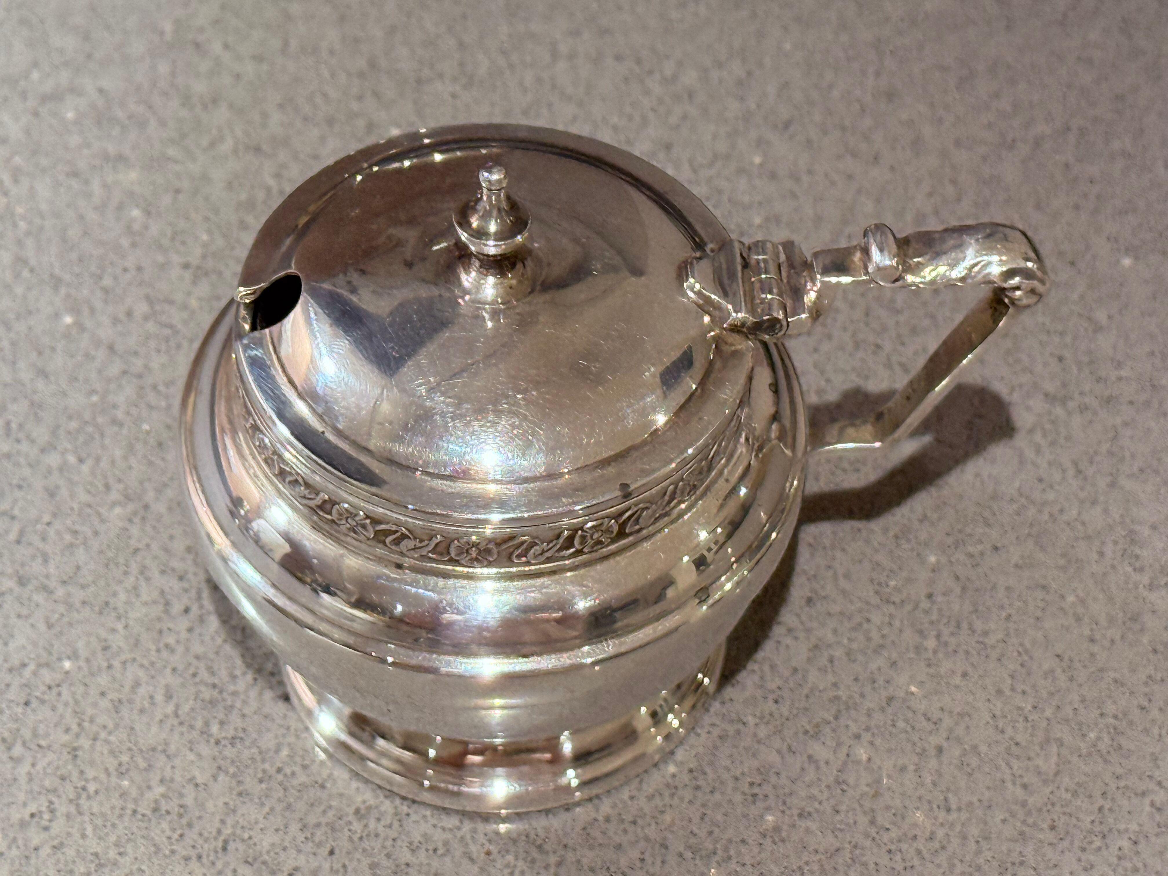 Set di condimenti in argento Sterling con custodia in vetro blu per sale, senape e pepe Shakers in vendita 12