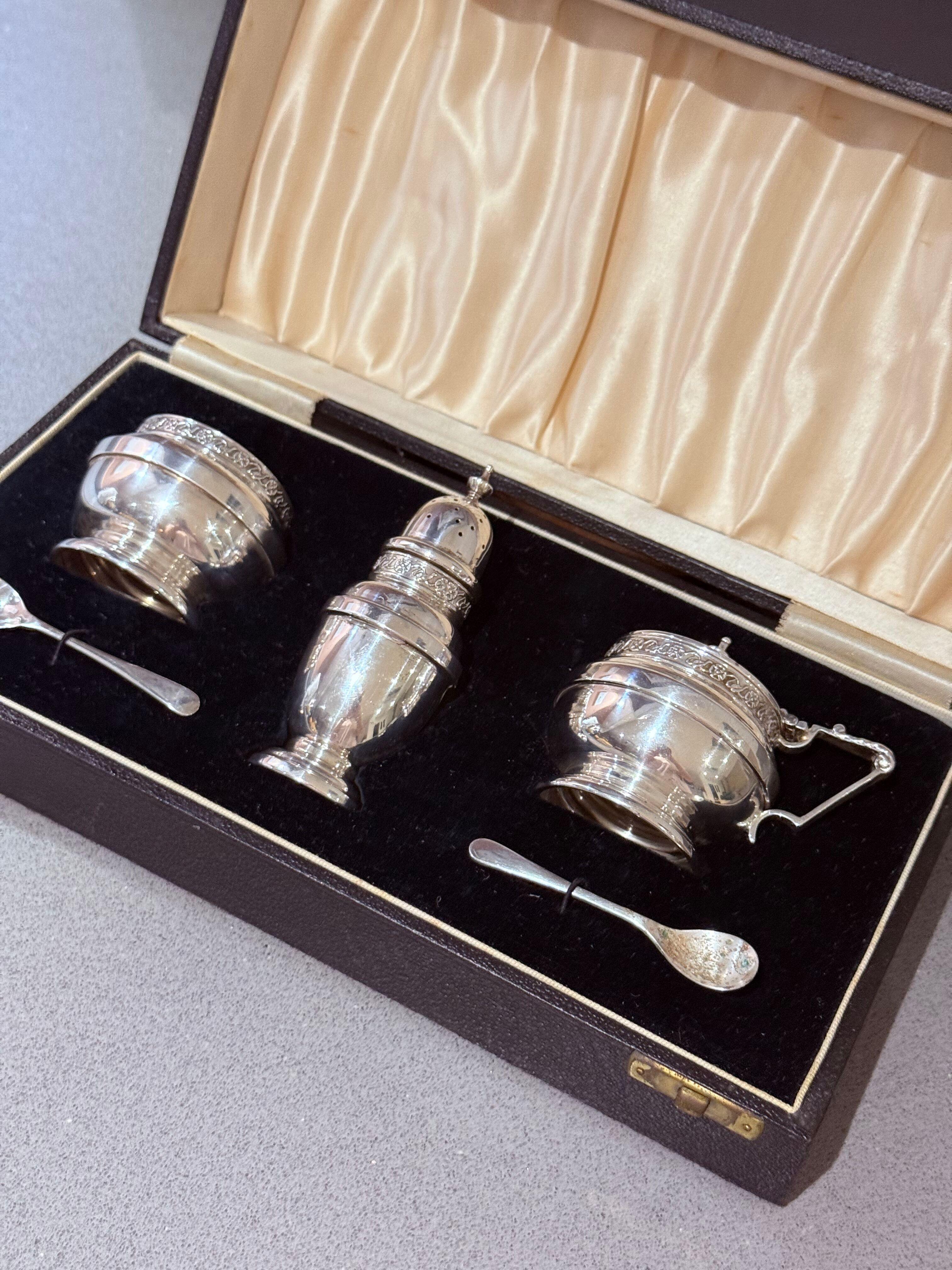 Art Déco Set di condimenti in argento Sterling con custodia in vetro blu per sale, senape e pepe Shakers in vendita