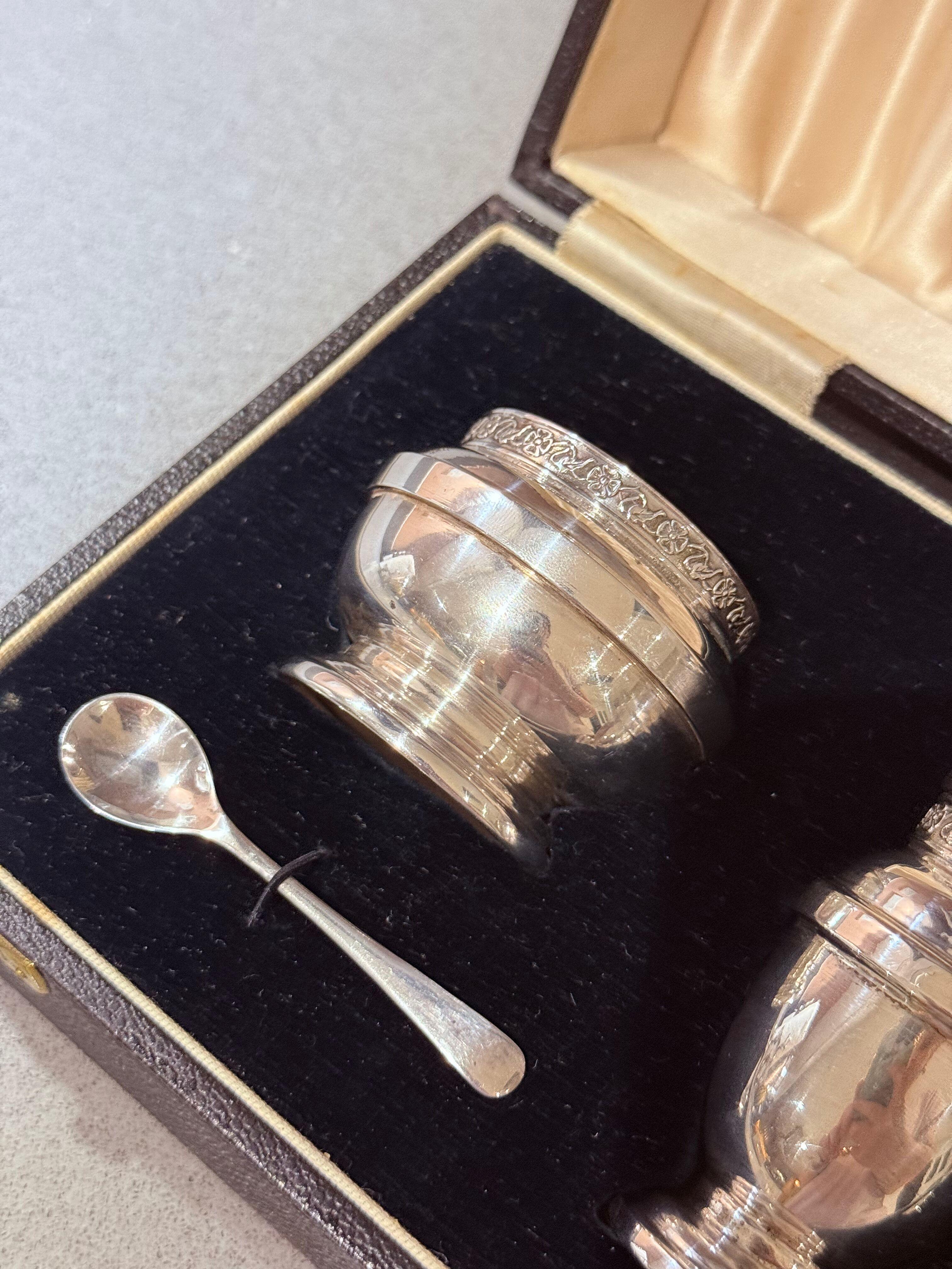 Inglese Set di condimenti in argento Sterling con custodia in vetro blu per sale, senape e pepe Shakers in vendita