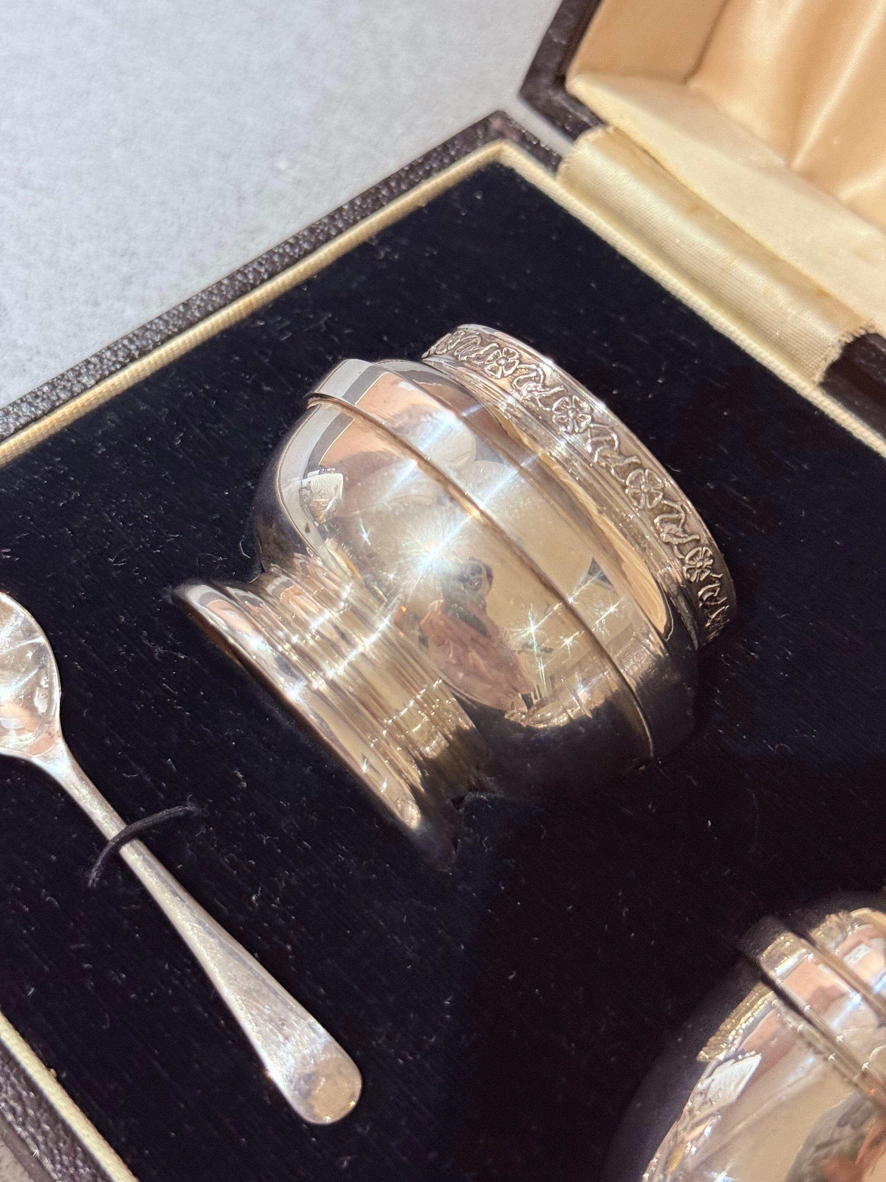 Set di condimenti in argento Sterling con custodia in vetro blu per sale, senape e pepe Shakers In condizioni ottime in vendita a Wembley, GB