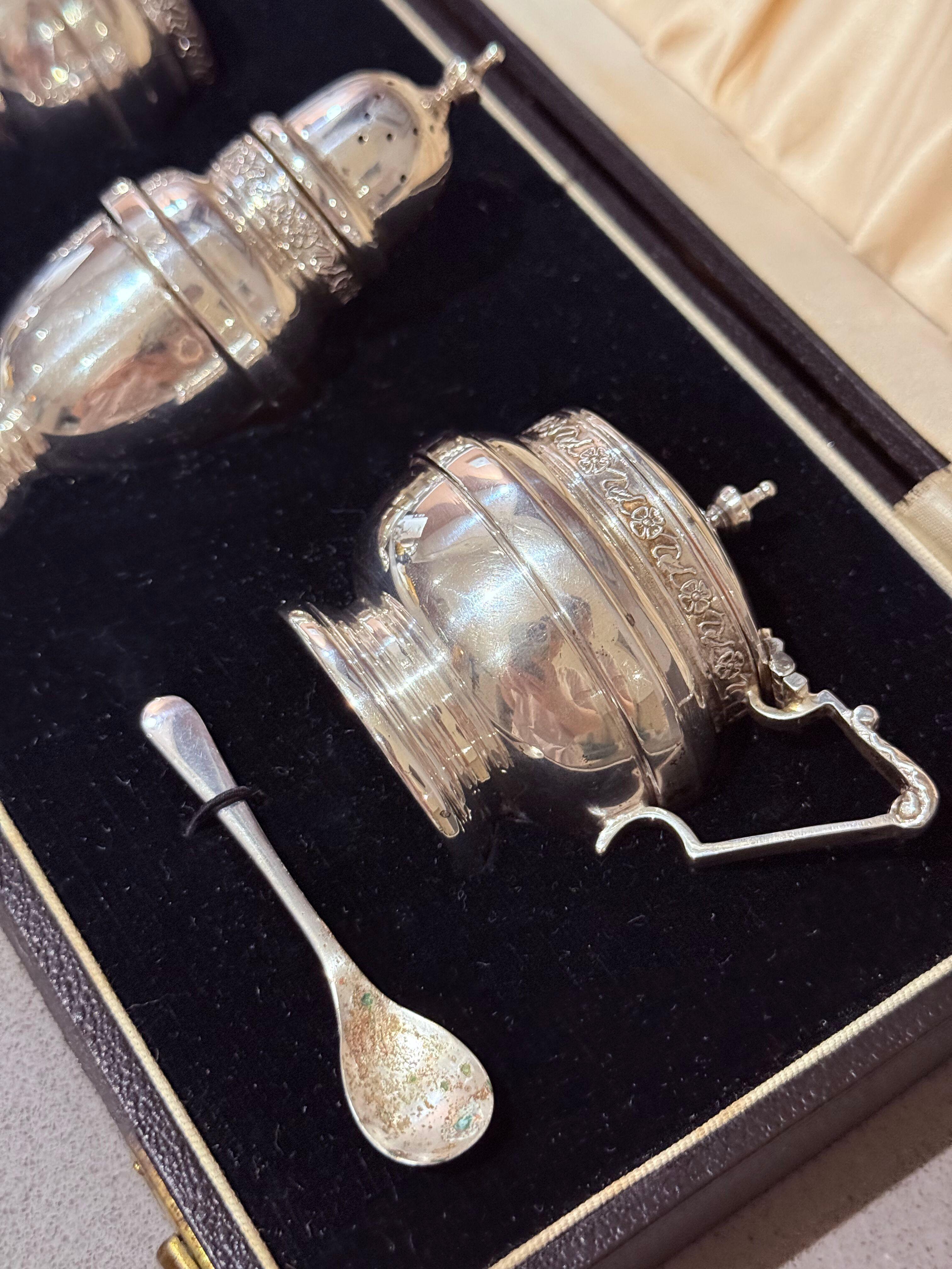 XIX secolo Set di condimenti in argento Sterling con custodia in vetro blu per sale, senape e pepe Shakers in vendita