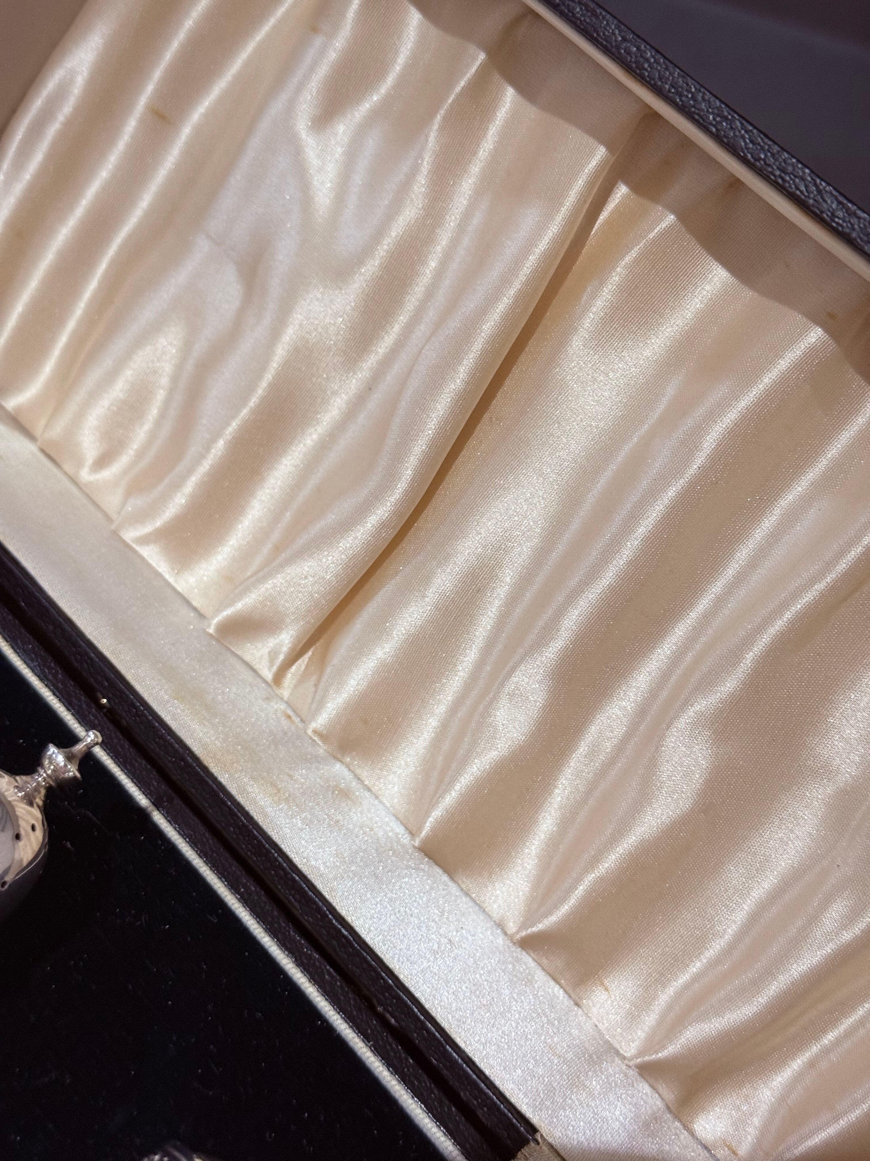 Placcato oro Set di condimenti in argento Sterling con custodia in vetro blu per sale, senape e pepe Shakers in vendita