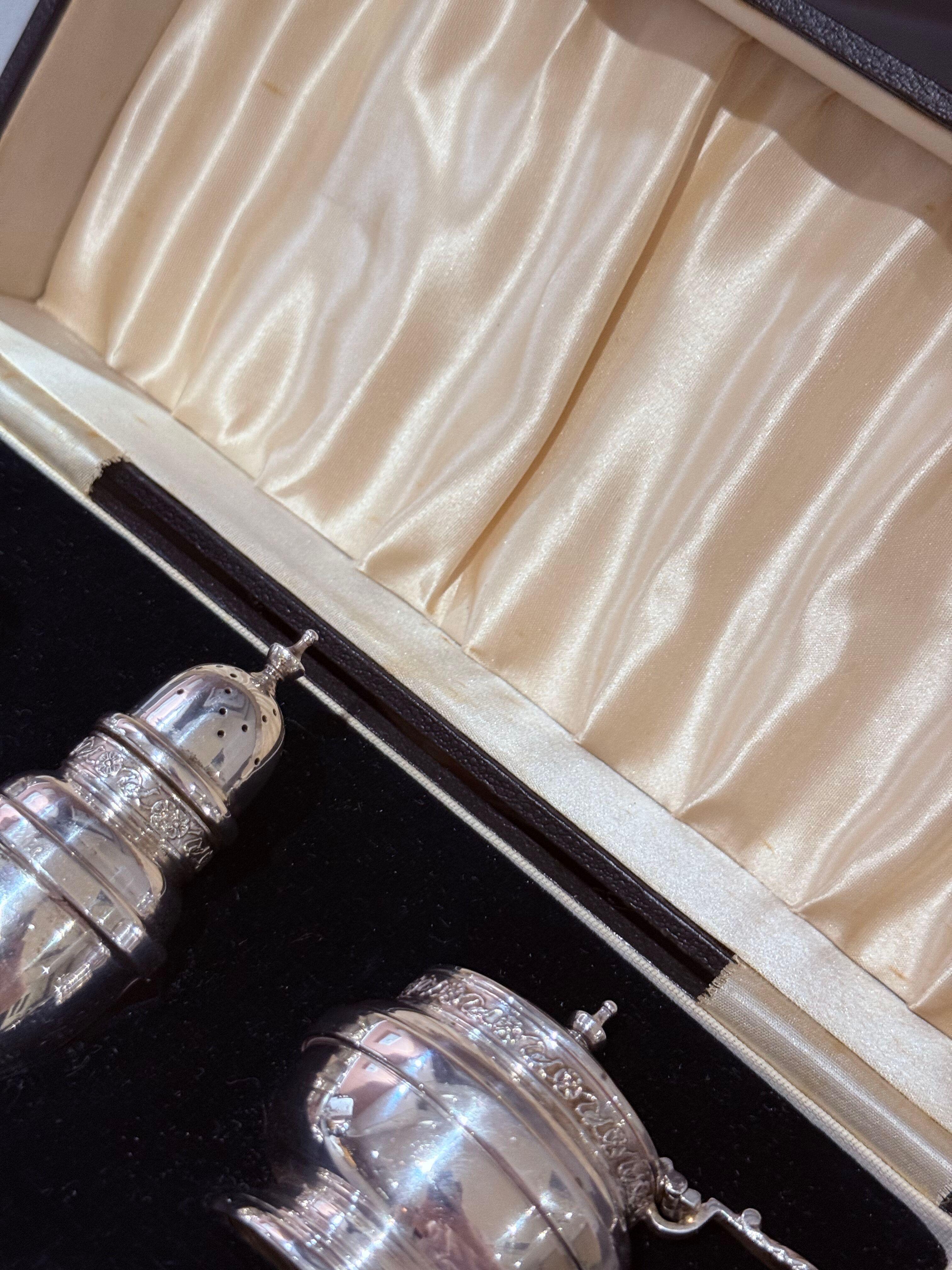 Set di condimenti in argento Sterling con custodia in vetro blu per sale, senape e pepe Shakers in vendita 1